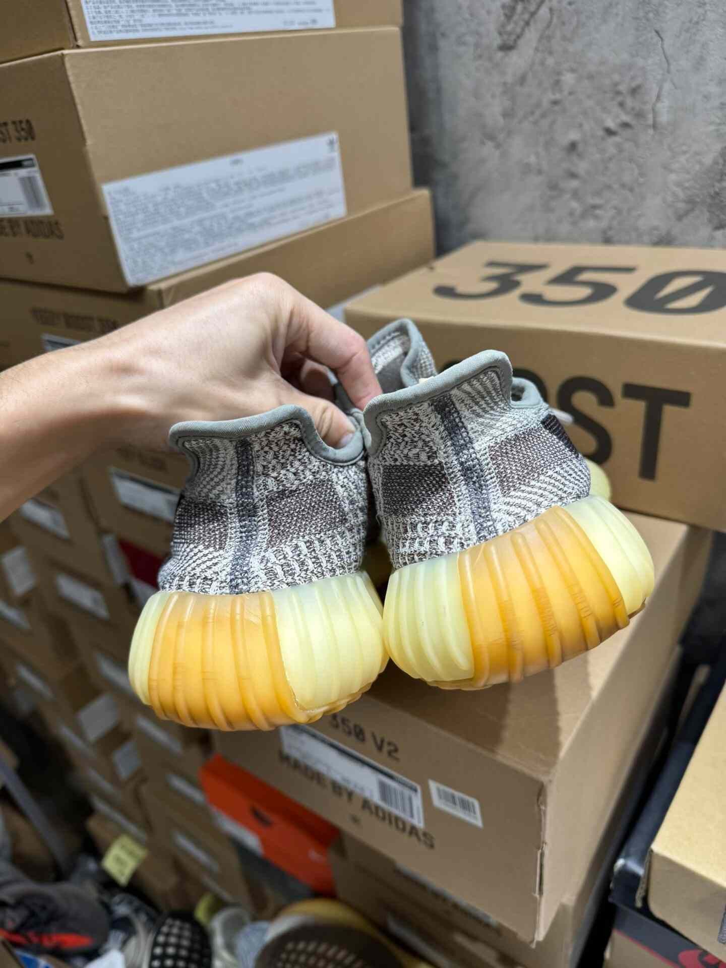 Yeezy Yeezy Gray Lowtop Sneakers 42 Men Size US 9 / EU 42 - 7 Thumbnail