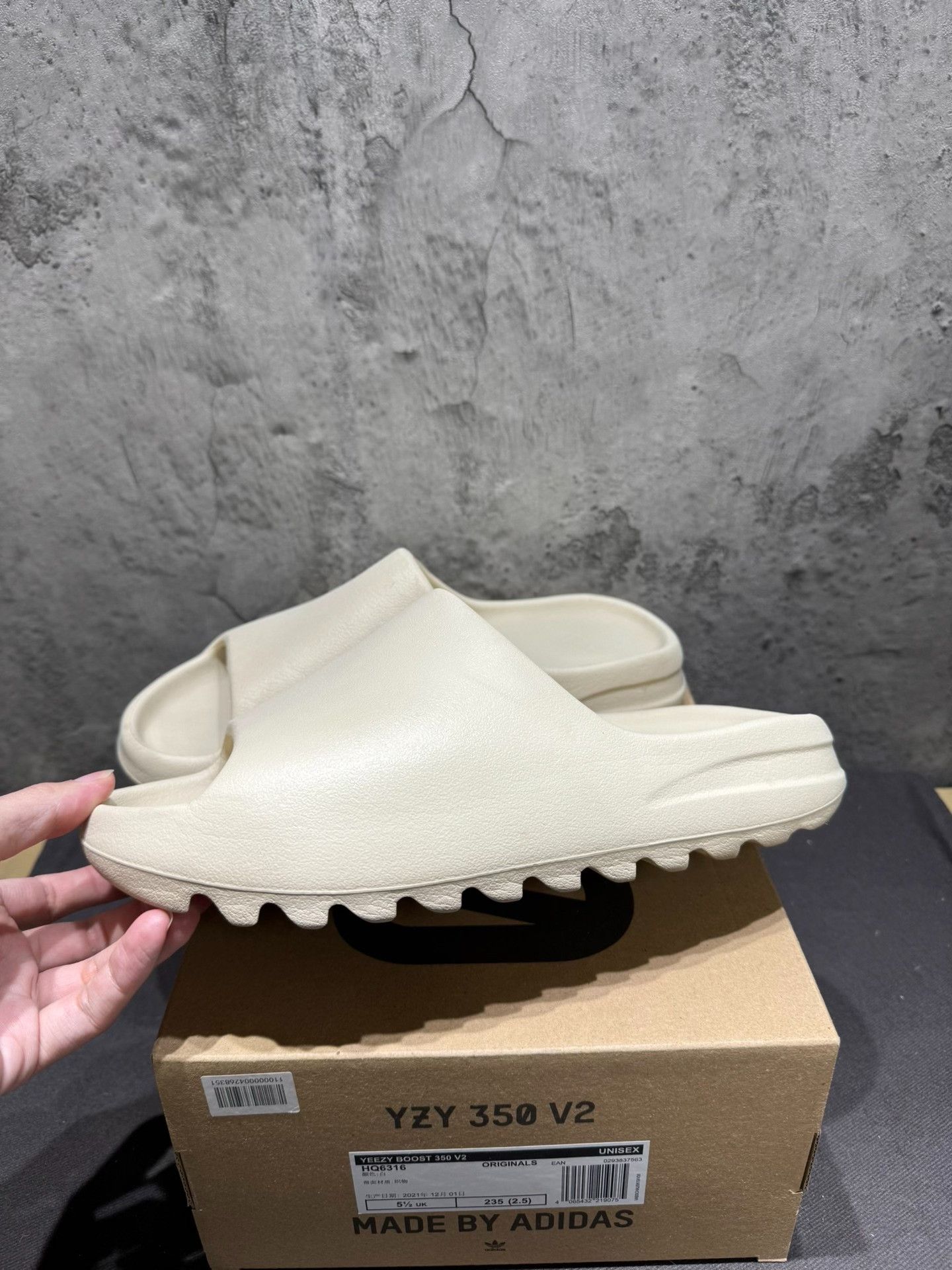 Yeezy Yeezy White Lowtop Sneakers 42 Men Size US 9 / EU 42 - 2 Thumbnail