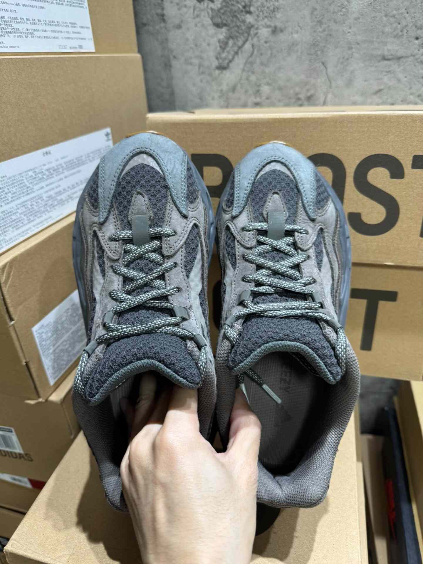 Adidas Adidas YEEZY700 Lowtop Sneakers 39 Men Size US 6.5 / EU 39-40 - 4 Thumbnail