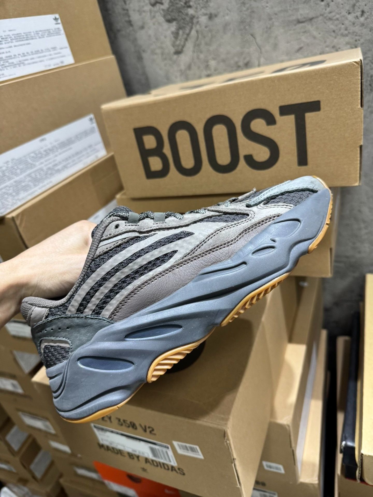 Adidas Adidas YEEZY700 Lowtop Sneakers 39 Men Size US 6.5 / EU 39-40 - 7 Thumbnail