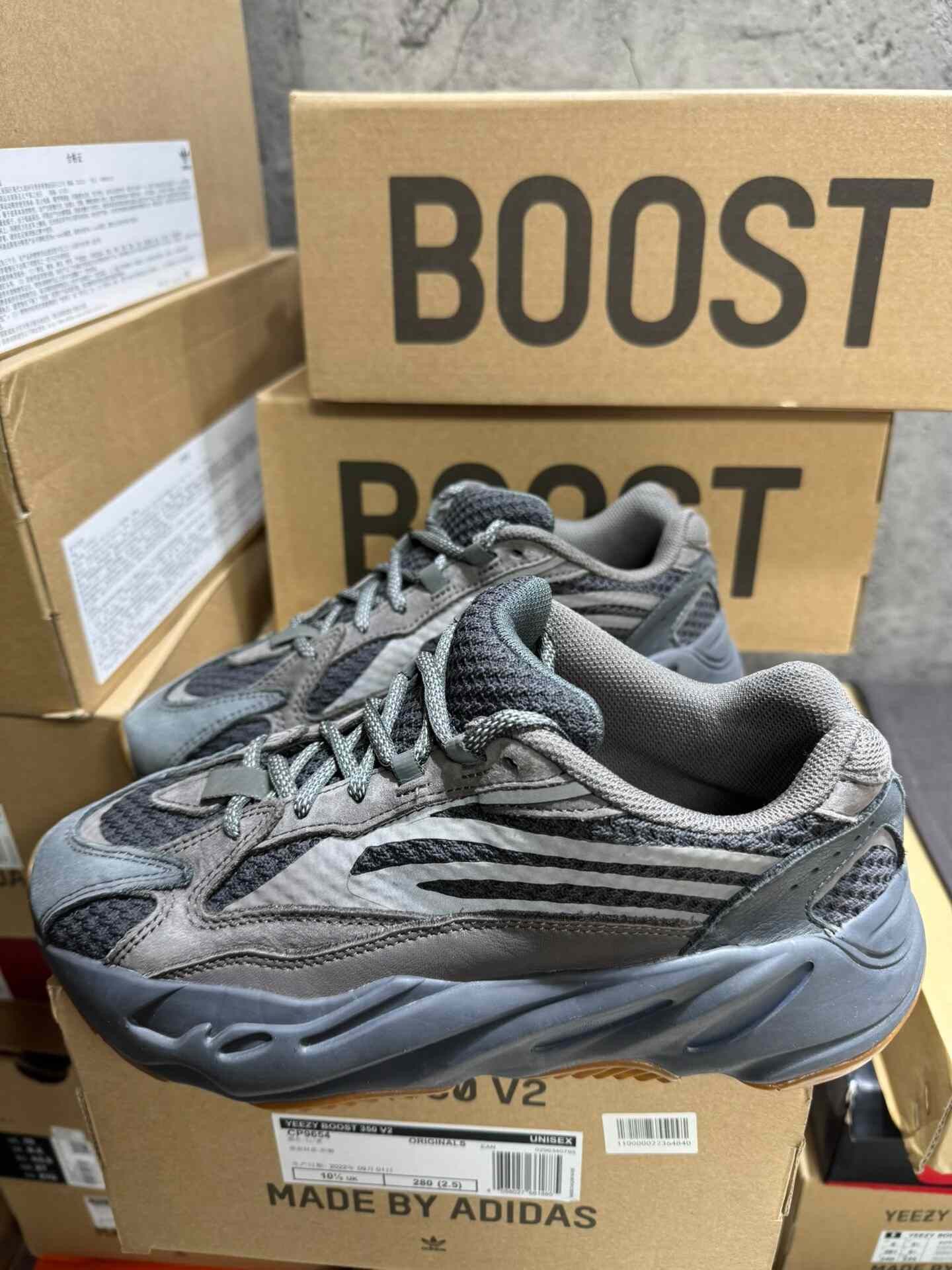 Adidas Adidas YEEZY700 Lowtop Sneakers 39 Men Size US 6.5 / EU 39-40 - 6 Thumbnail