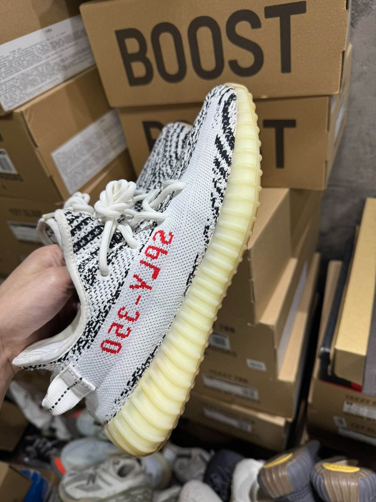 Adidas Adidas YEEZY350 White Lowtop Sneakers 41 Men Size US 8.5 / EU 41-42 - 7 Thumbnail