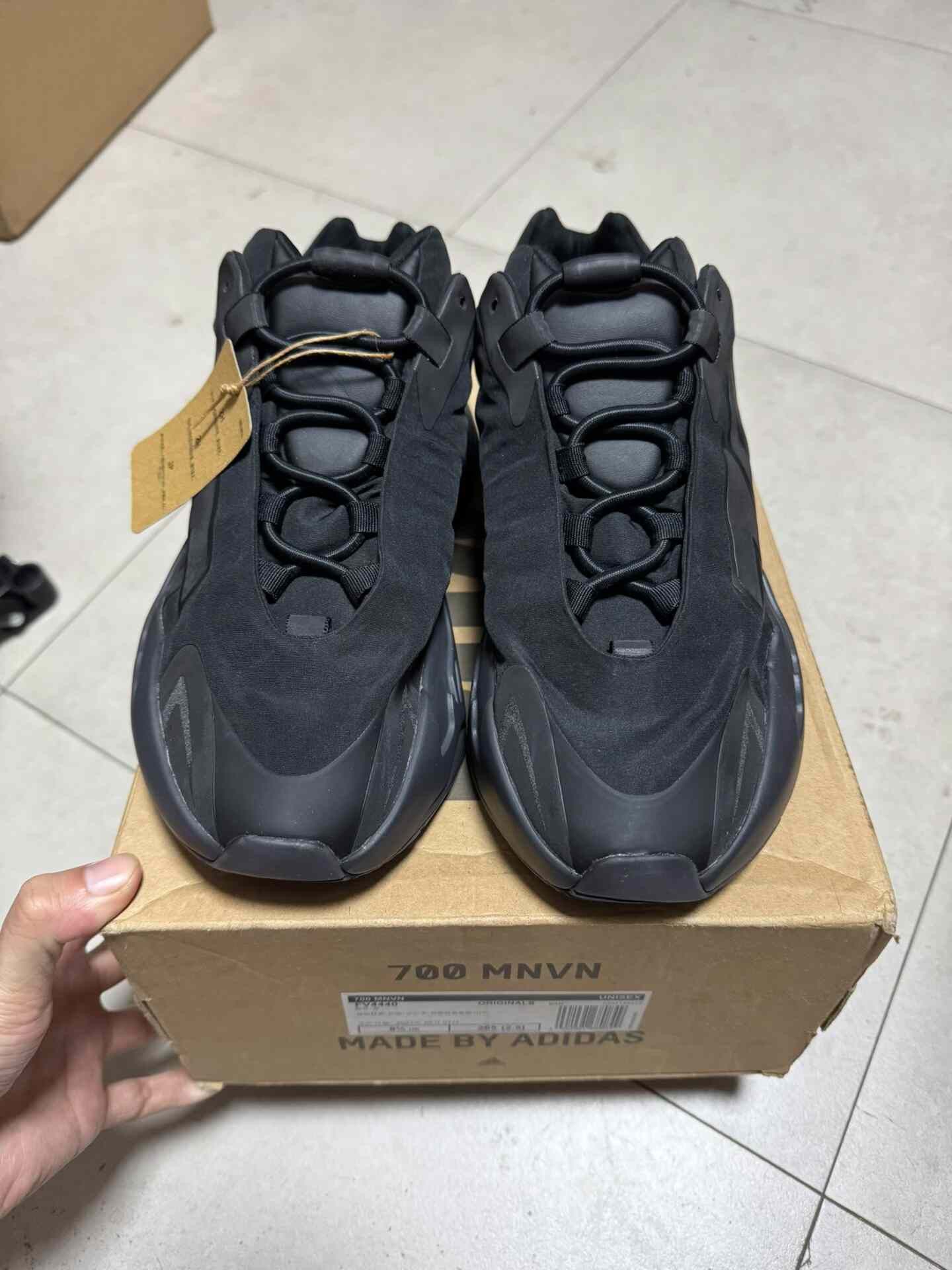 Adidas Adidas YEEZY700 Black Lowtop Sneakers 42 Men Size US 9 / EU 42 - 9 Thumbnail
