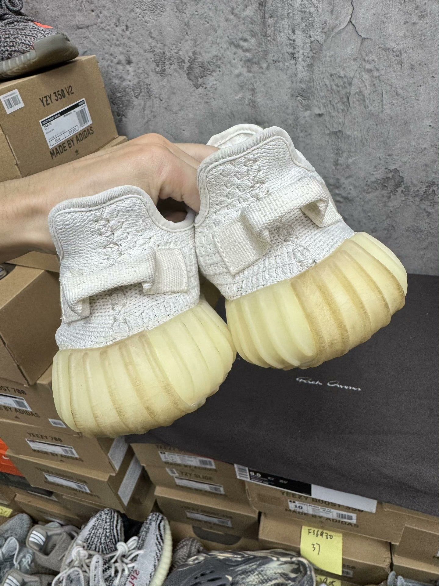 Adidas Adidas YEEZY350 White Lowtop Sneakers 35 Men Size US 5 / EU 37 - 4 Thumbnail