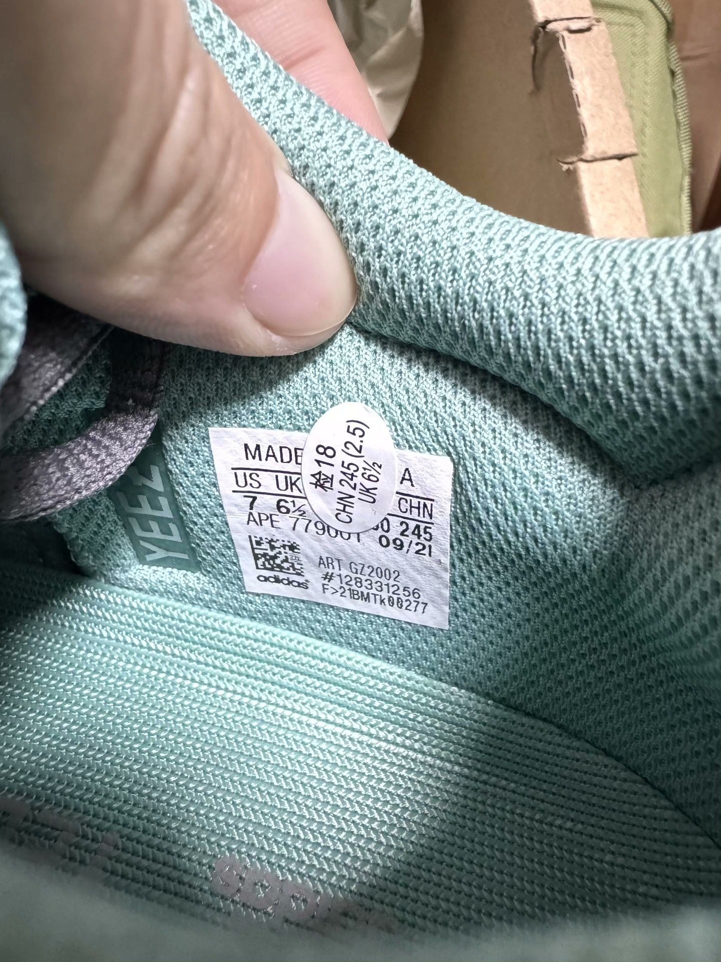 Adidas Adidas YEEZY700 Green Lowtop Sneakers 40 Men Size US 7.5 / EU 40-41 - 3 Thumbnail