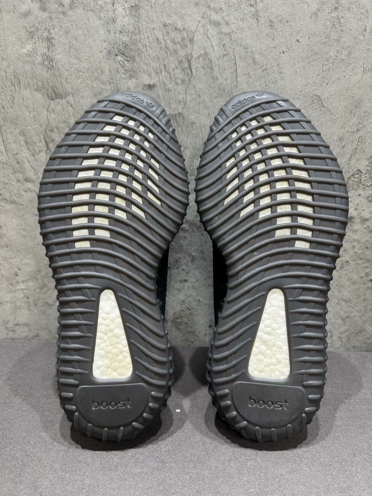Adidas Adidas YEEZY350 Black Lowtop Sneakers 9 Men Size US 9 / EU 42 - 6 Thumbnail