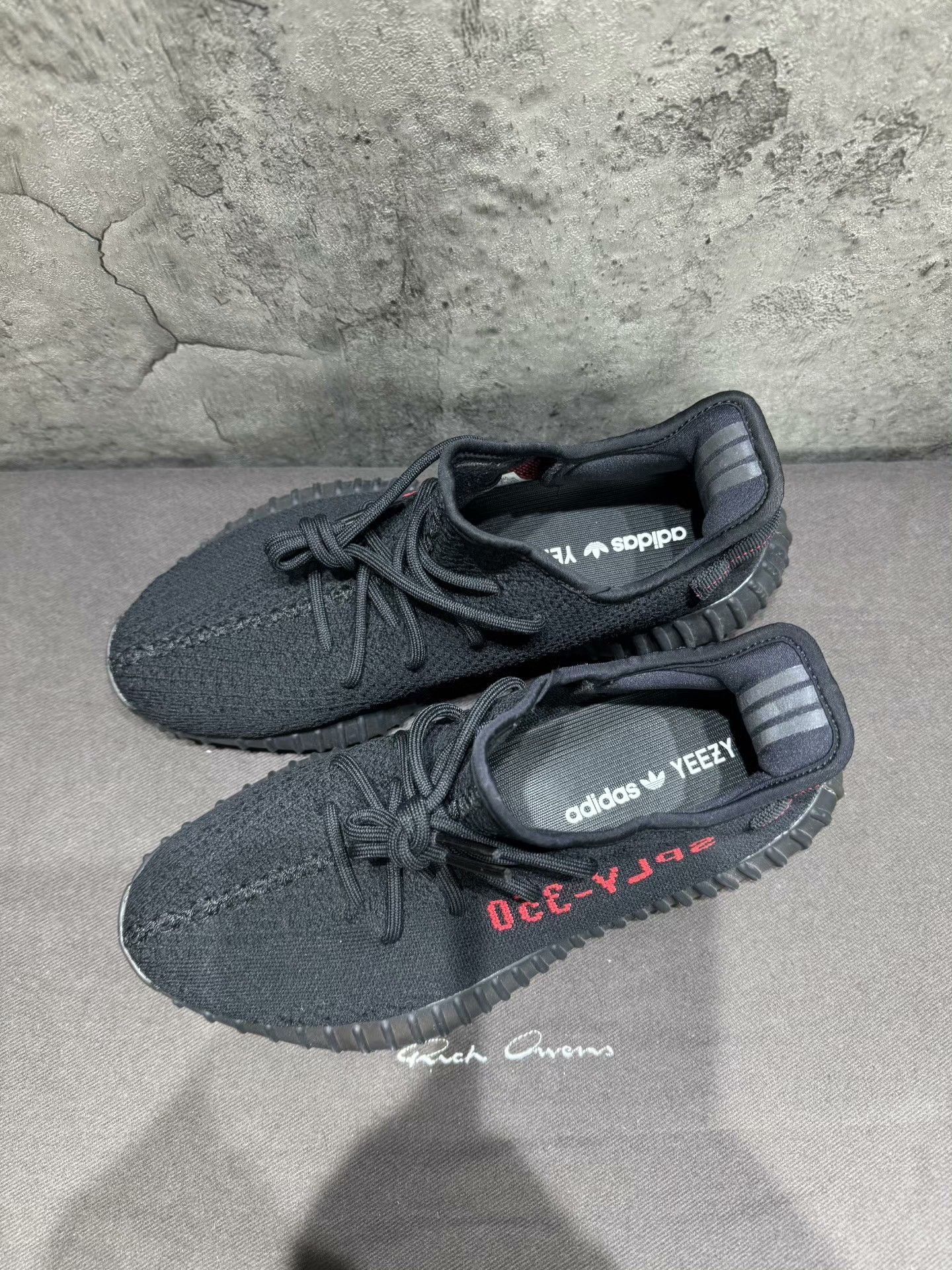 Adidas Adidas YEEZY350 Black Lowtop Sneakers 9 Men Size US 9 / EU 42 - 2 Thumbnail