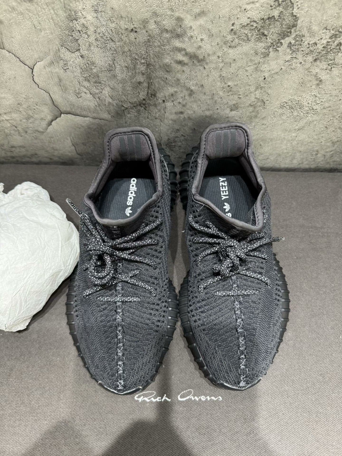Adidas Adidas YEEZY350 Black Lowtop Sneakers 40 Men Size US 7.5 / EU 40-41 - 2 Thumbnail