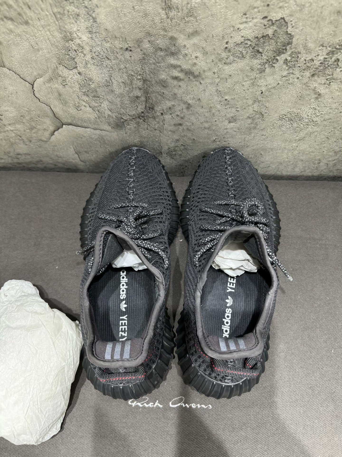 Adidas Adidas YEEZY350 Black Lowtop Sneakers 40 Men Size US 7.5 / EU 40-41 - 6 Thumbnail