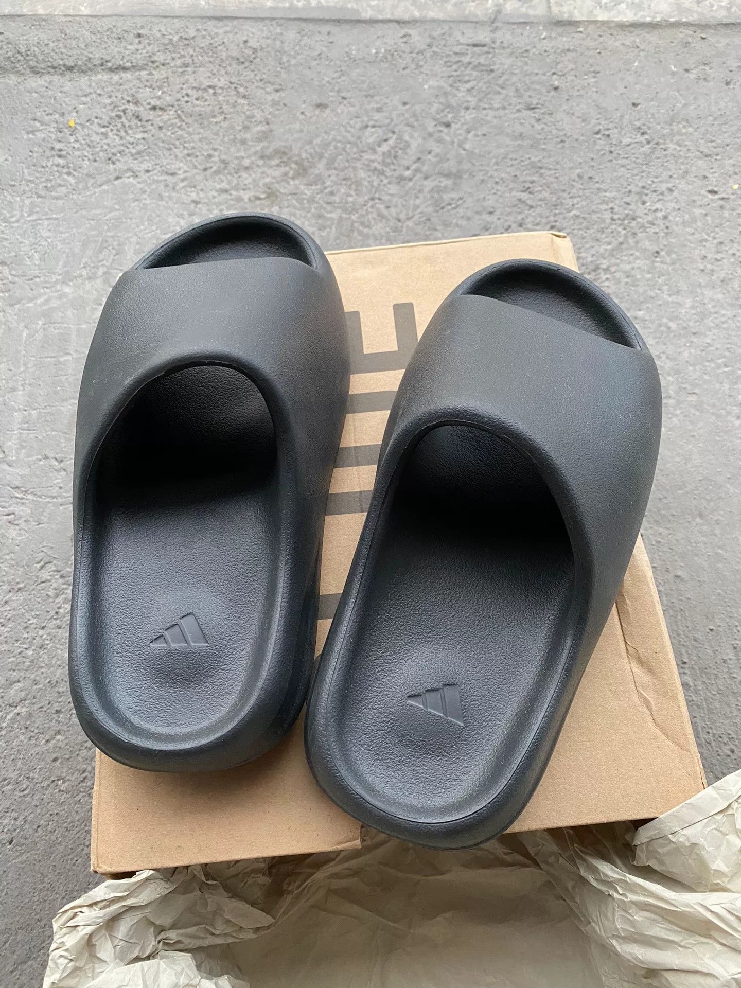 Yeezy Yeezy Black Lowtop Sneakers 37 Men Size US 5 / EU 37 - 5 Thumbnail