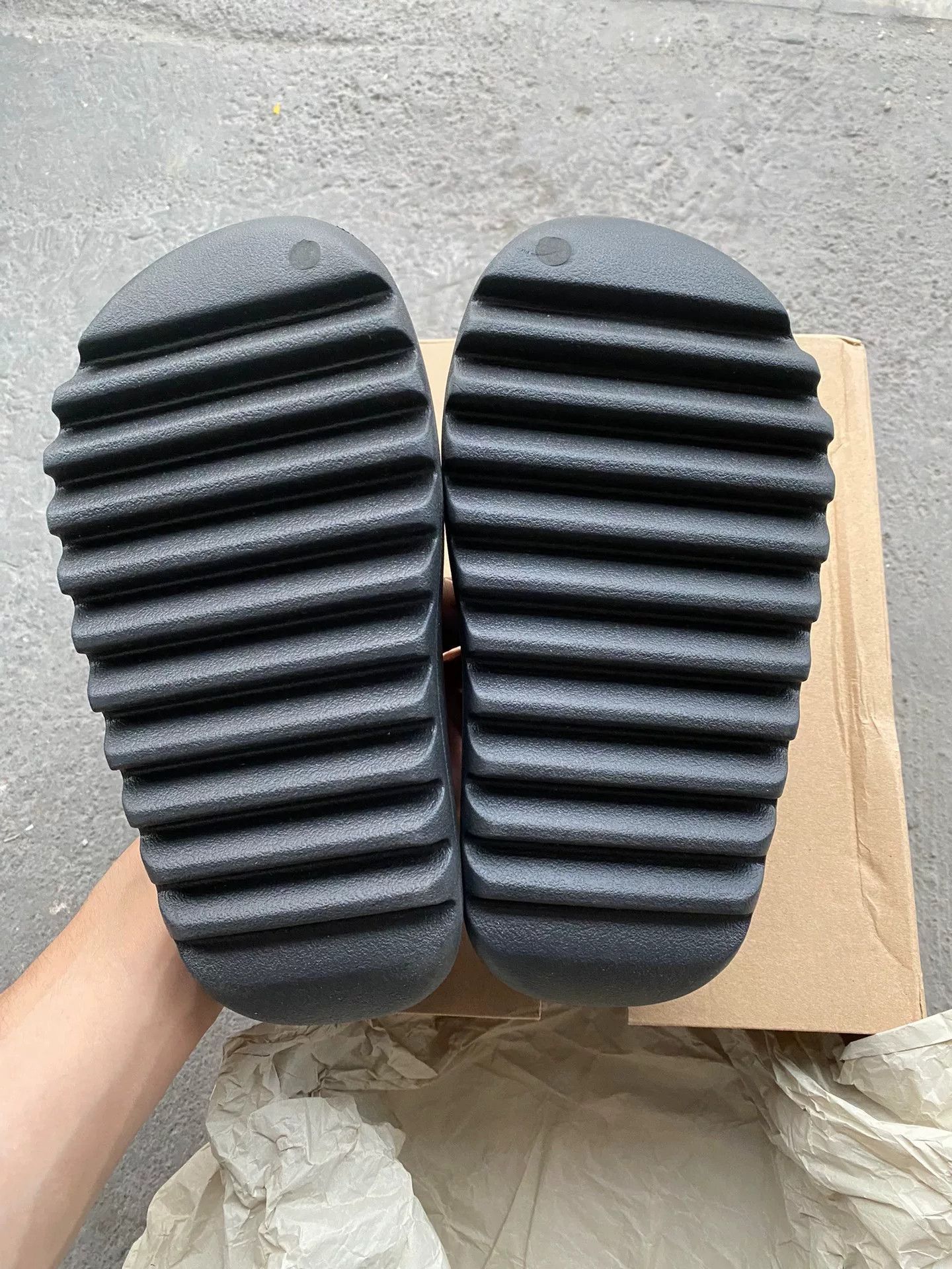 Yeezy Yeezy Black Lowtop Sneakers 37 Men Size US 5 / EU 37 - 2 Thumbnail