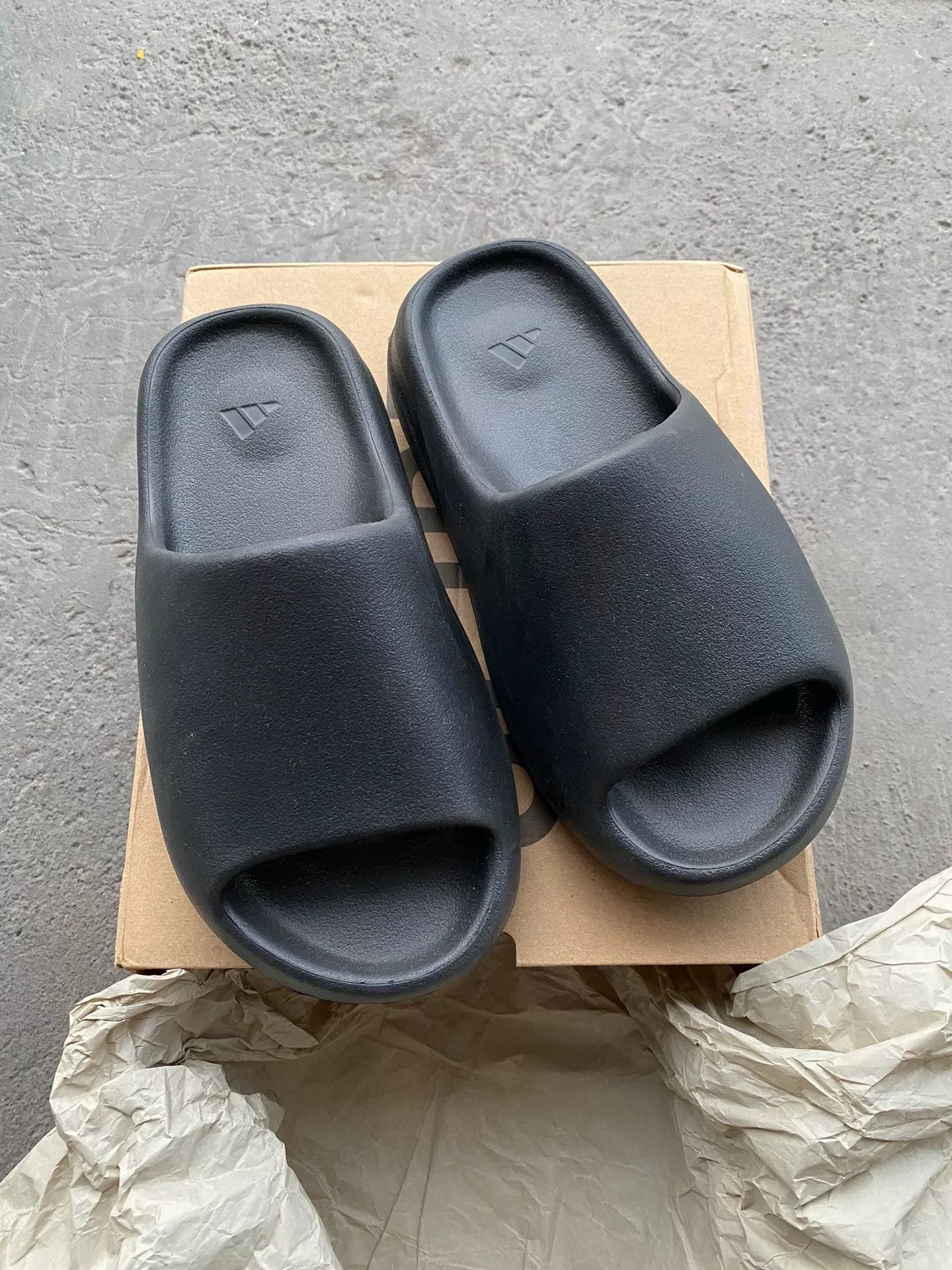 Yeezy Yeezy Black Lowtop Sneakers 37 Men Size US 5 / EU 37 - 3 Thumbnail