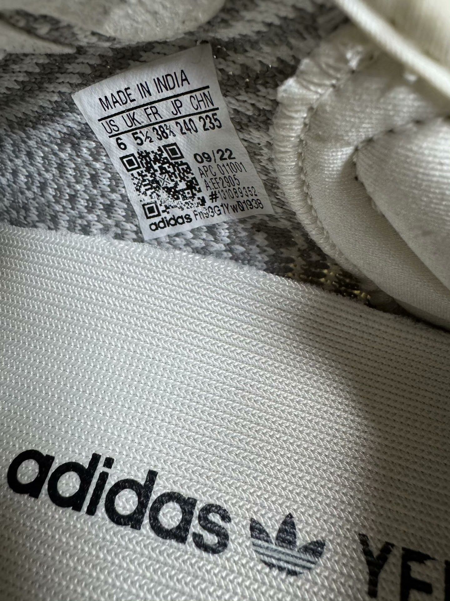 Adidas Adidas YEEZY350 White Lowtop Sneakers 38 Men Size US 6 / EU 39 - 5 Thumbnail