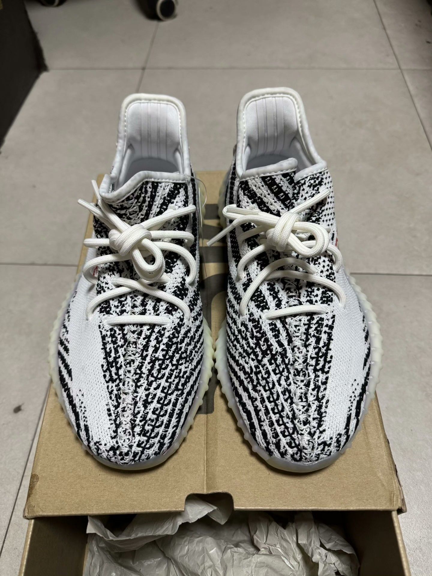 Adidas Adidas YEEZY350 White Lowtop Sneakers 41 Men Size US 8.5 / EU 41-42 - 2 Thumbnail