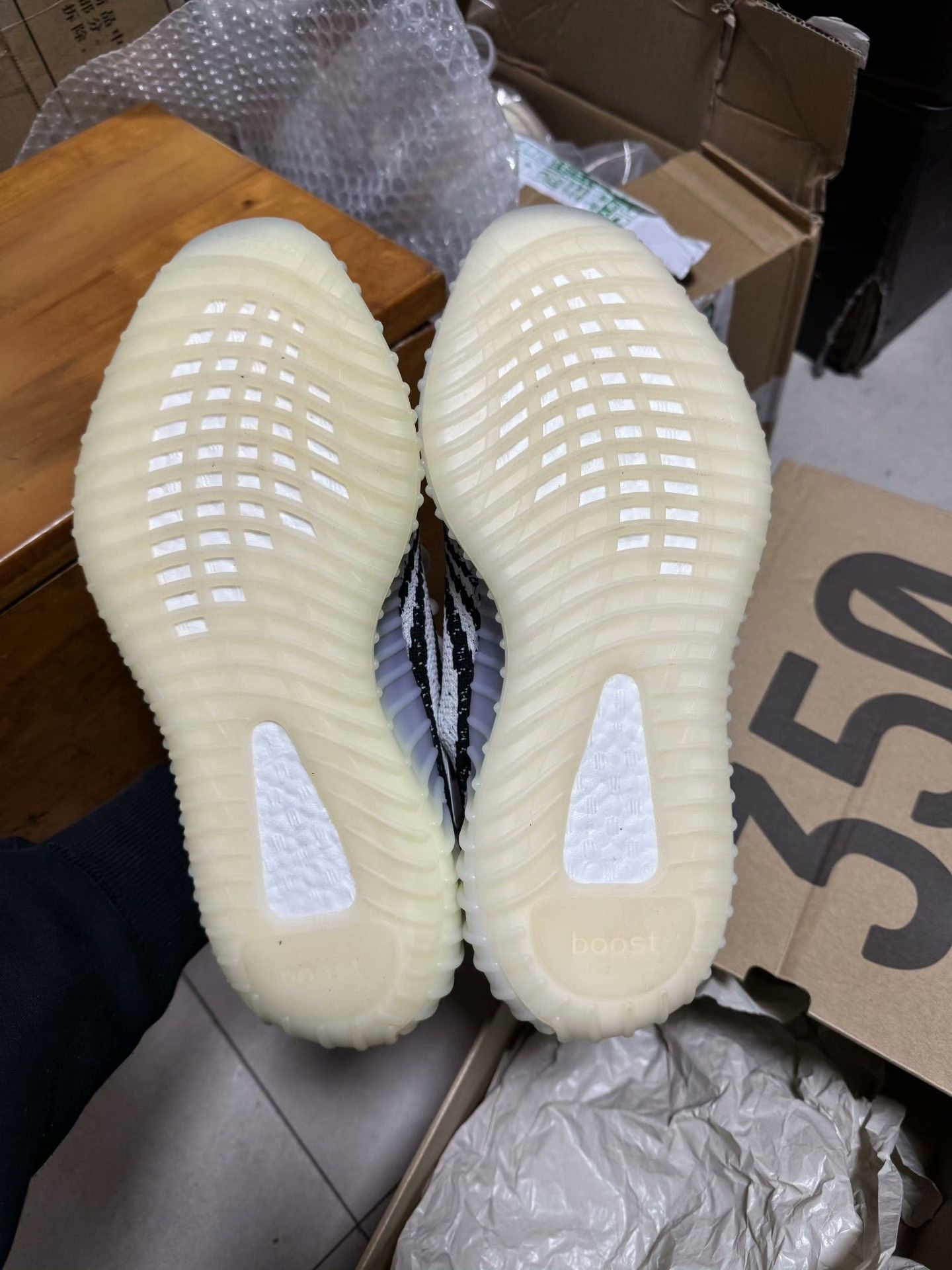 Adidas Adidas YEEZY350 White Lowtop Sneakers 41 Men Size US 8.5 / EU 41-42 - 5 Thumbnail