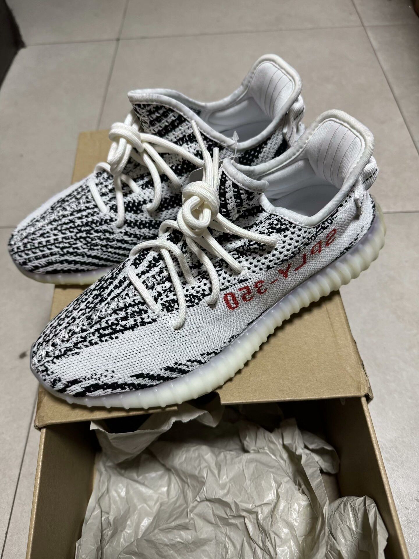Adidas Adidas YEEZY350 White Lowtop Sneakers 41 Men Size US 8.5 / EU 41-42 - 4 Thumbnail