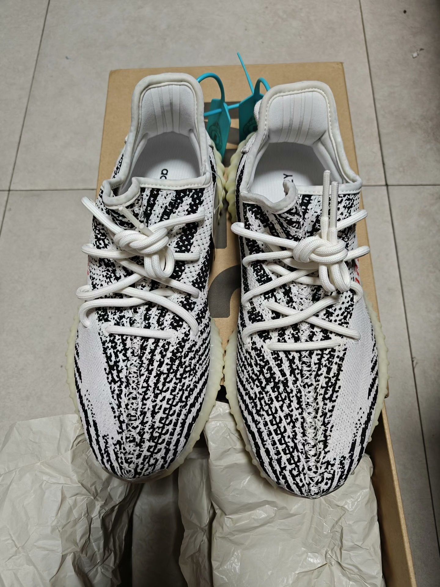 Adidas Adidas YEEZY350 White Lowtop Sneakers 42 Men Size US 9 / EU 42 - 4 Thumbnail