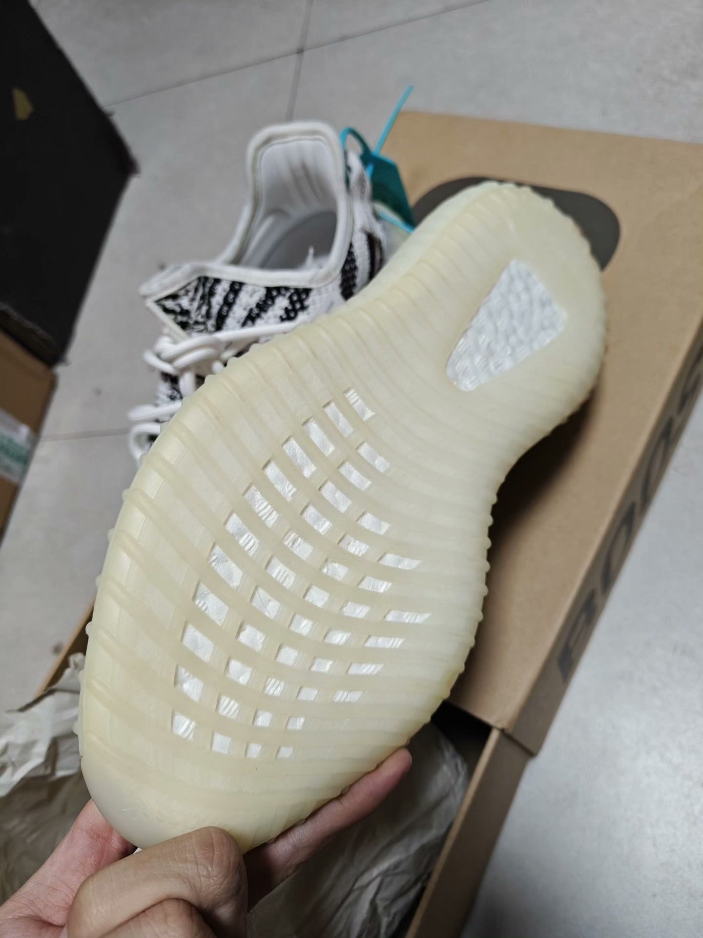 Adidas Adidas YEEZY350 White Lowtop Sneakers 42 Men Size US 9 / EU 42 - 2 Thumbnail