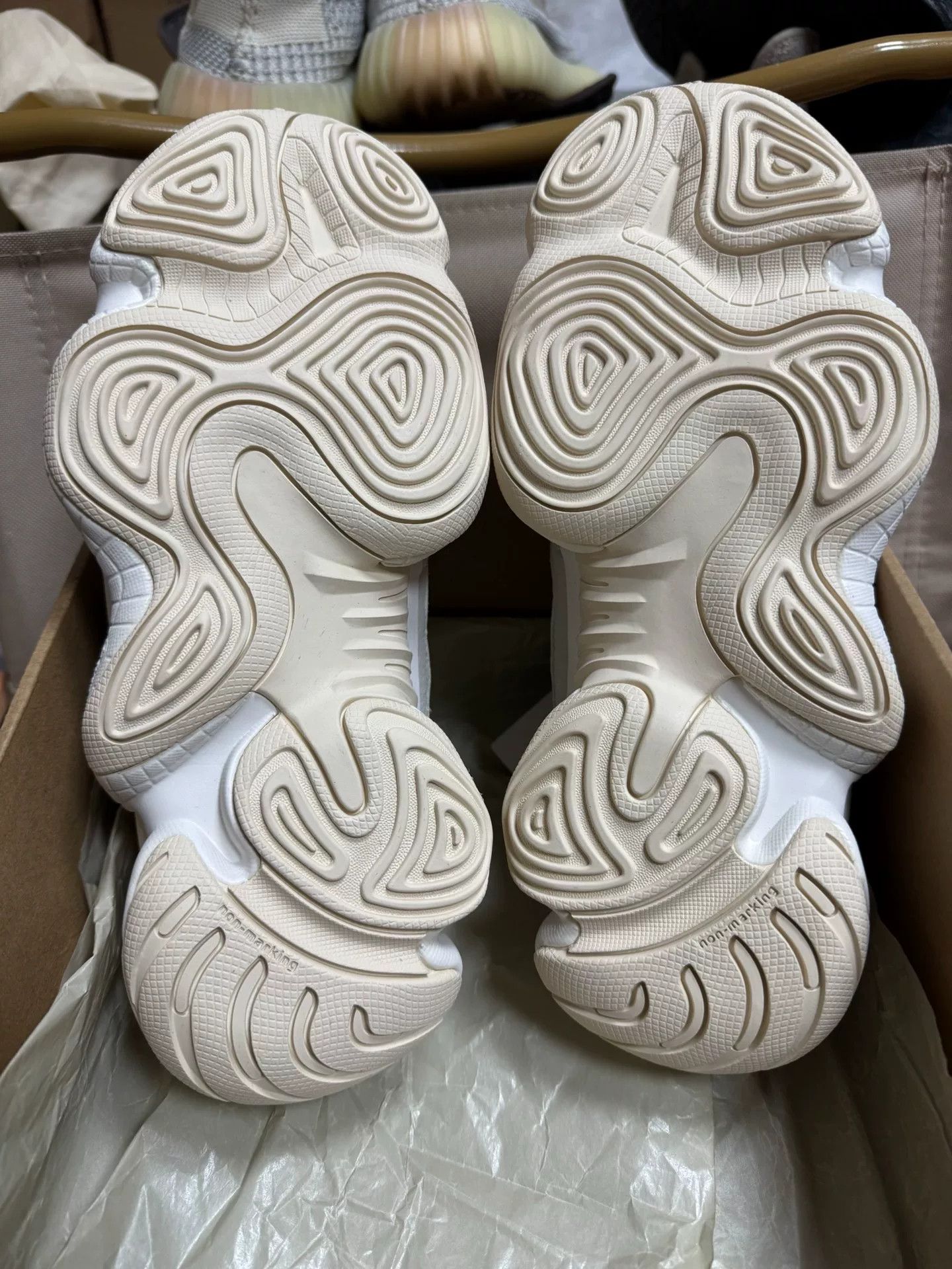 Adidas Adidas YEEZY500 White Lowtop Sneakers 39 Men Size US 6.5 / EU 39-40 - 3 Thumbnail