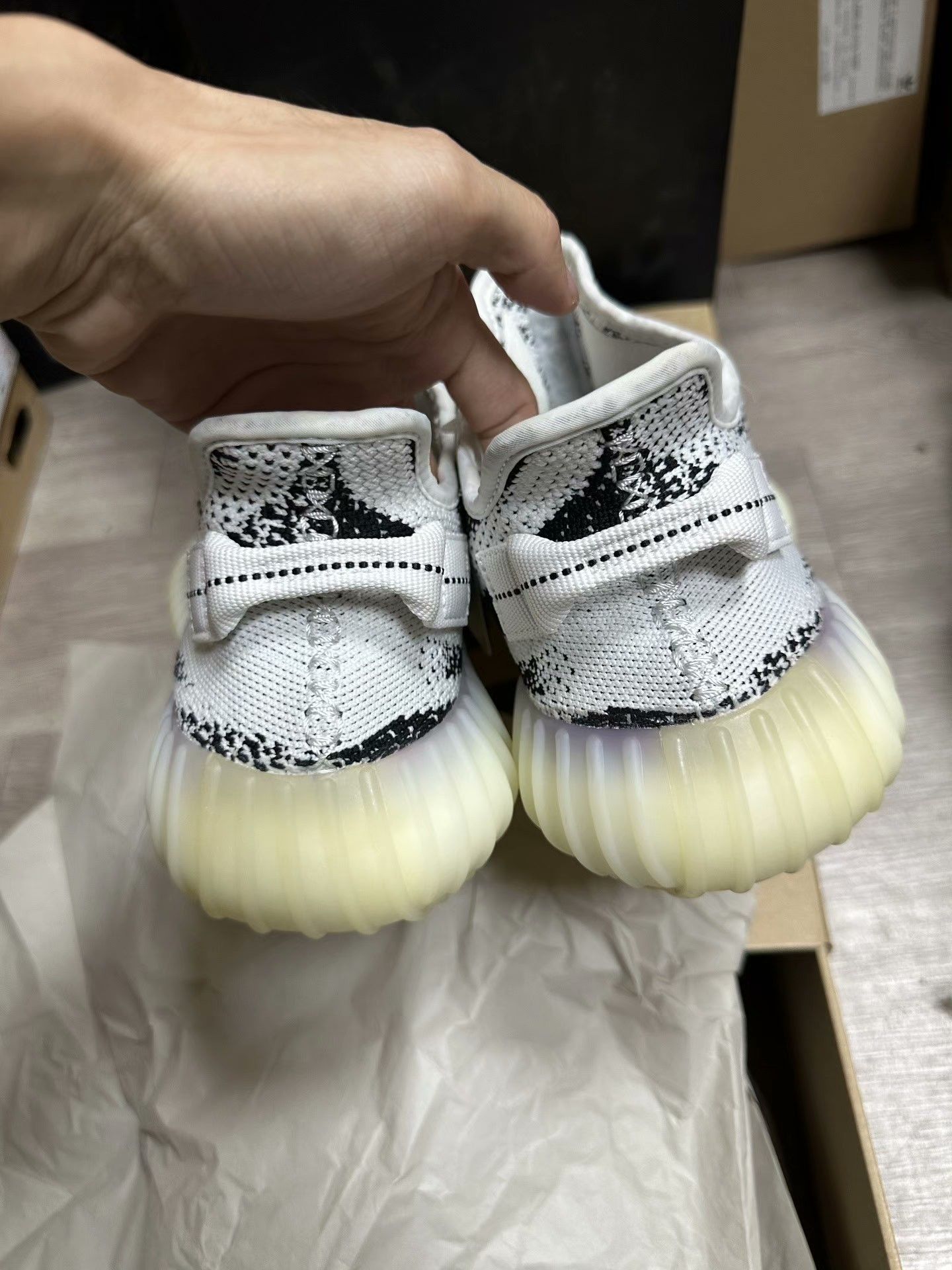 Adidas Adidas YEEZY350 White Lowtop Sneakers 42 Men Size US 9 / EU 42 - 5 Thumbnail