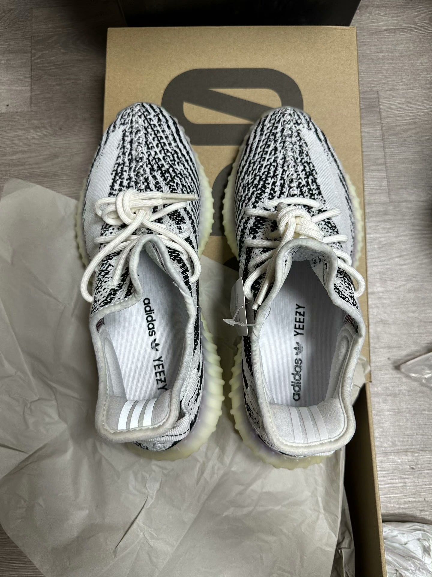 Adidas Adidas YEEZY350 White Lowtop Sneakers 42 Men Size US 9 / EU 42 - 4 Thumbnail