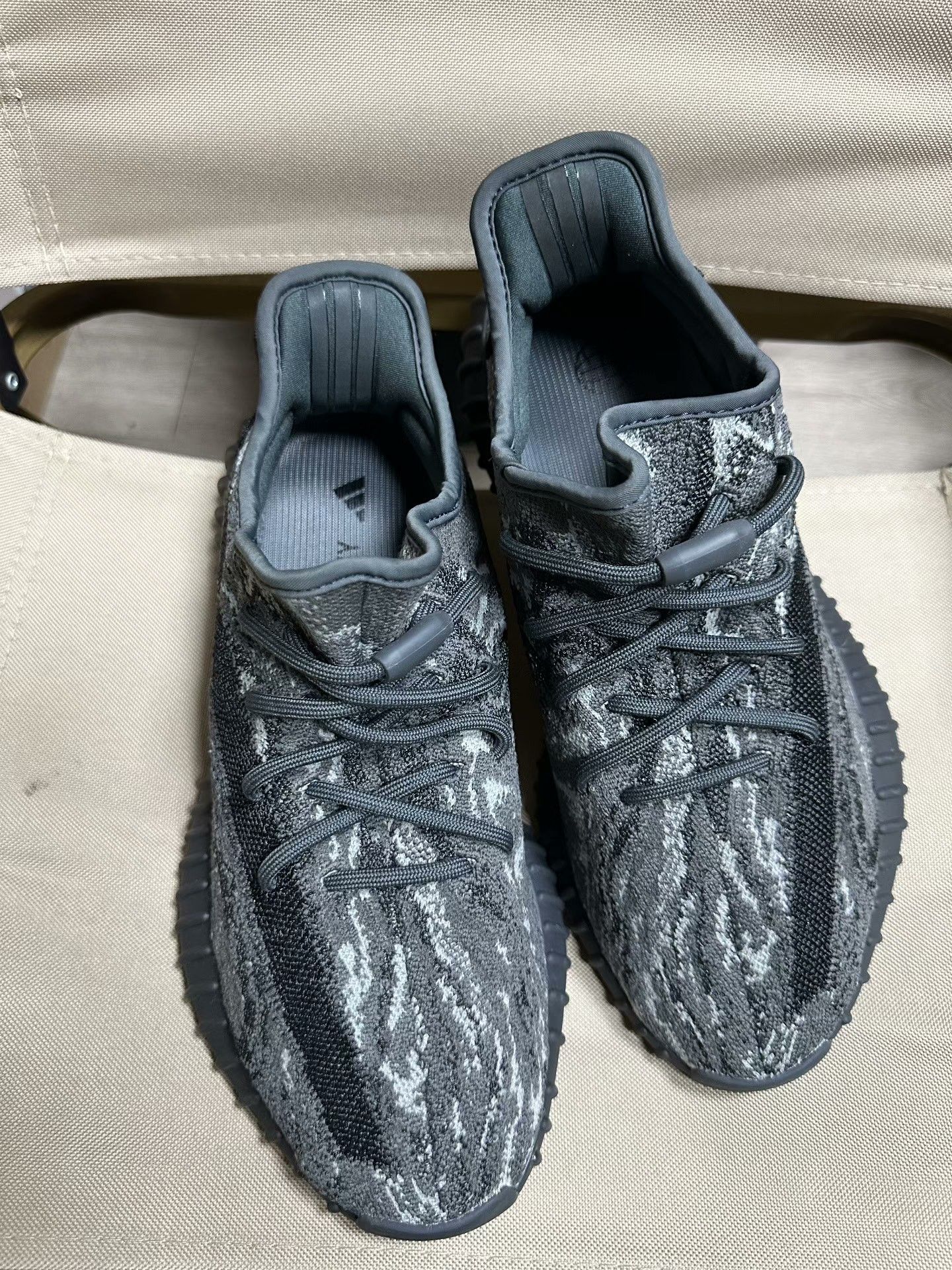 Adidas Adidas YEEZY350 Black Lowtop Sneakers 42 Men Size US 9 / EU 42 - 5 Thumbnail