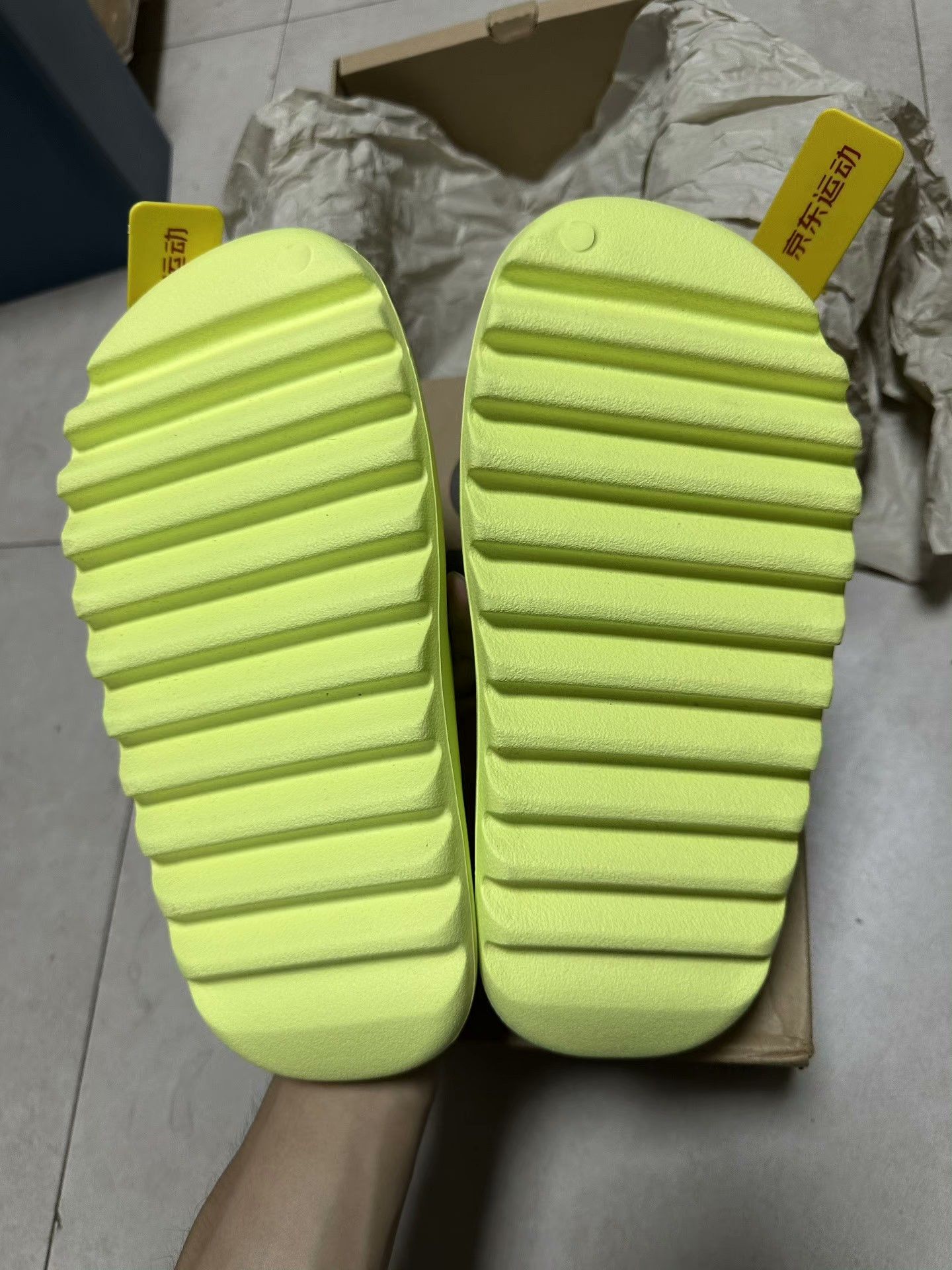 Yeezy Yeezy Glow Green Lowtop Sneakers 42 Men Size US 9 / EU 42 - 7 Thumbnail