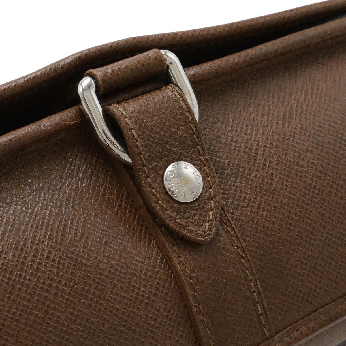 Louis Vuitton Louis Vuitton Louis Vuitton Andrei Taiga Shoulder Bag Leather Shoulder Bag M32488 DUTY FREE for USA Size ONE SIZE - 4 Thumbnail
