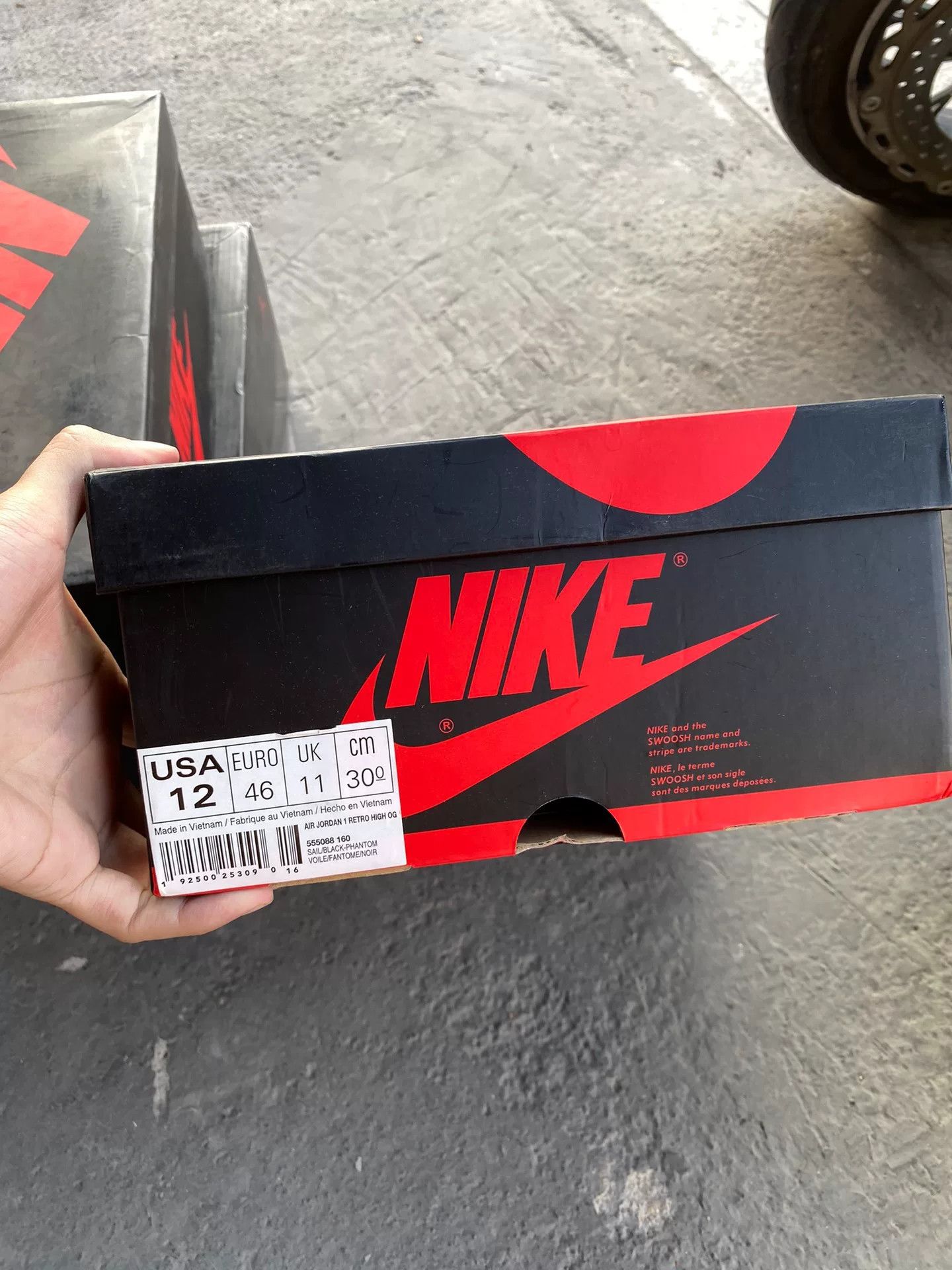 Nike Nike AJ1 Red Lowtop Sneakers 12 Men Size US 12 / EU 45 - 7 Thumbnail