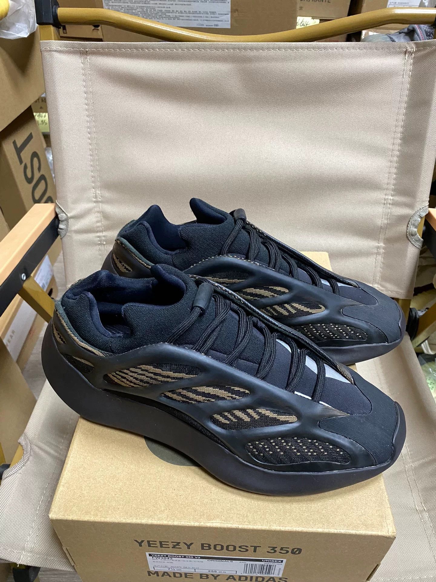Adidas Adidas YEEZY700 Brown Lowtop Sneakers 42 Men Size US 9 / EU 42 - 9 Thumbnail