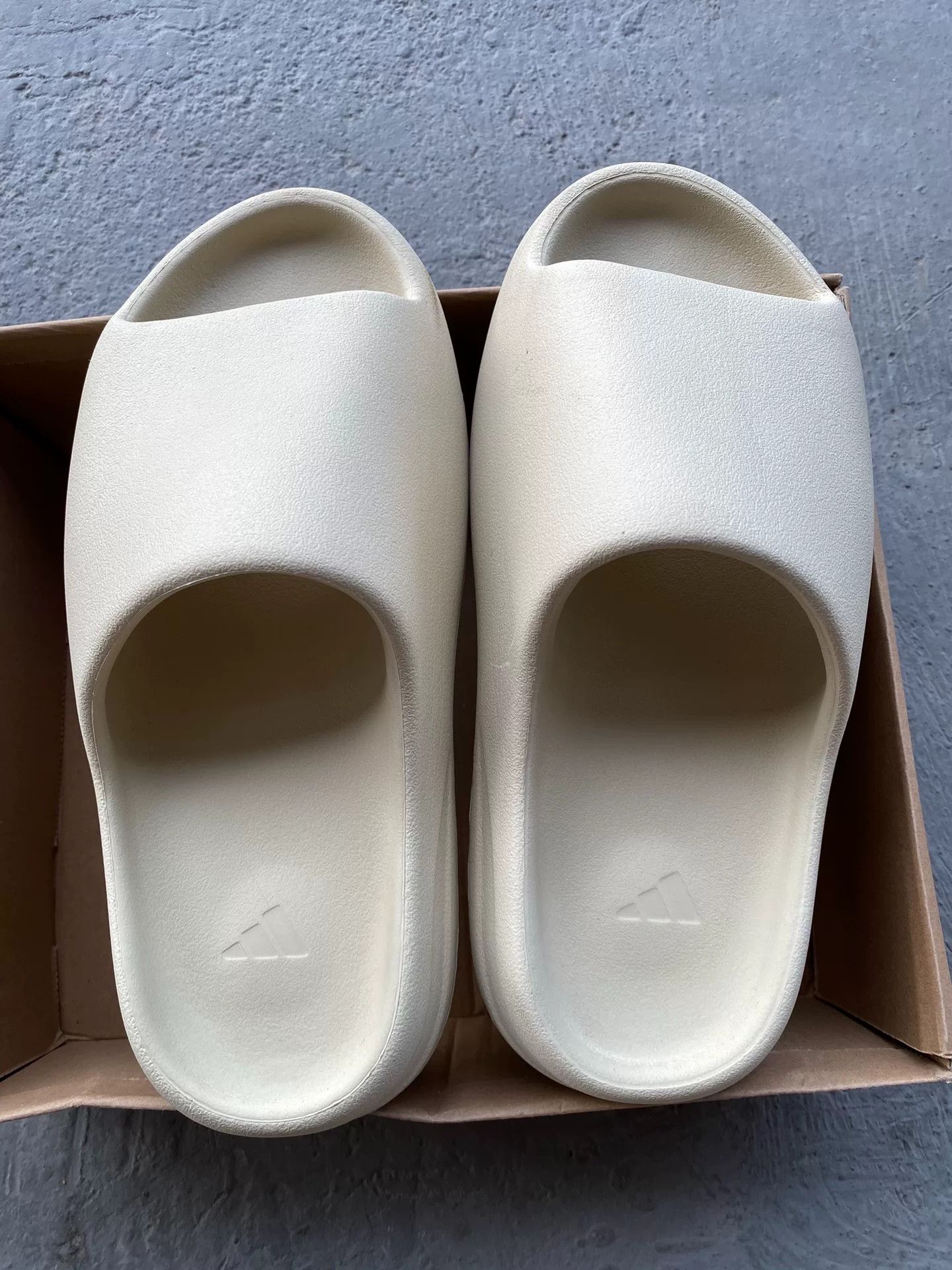 Yeezy Yeezy White Lowtop Sneakers 9 Men Size US 9 / EU 42 - 3 Thumbnail