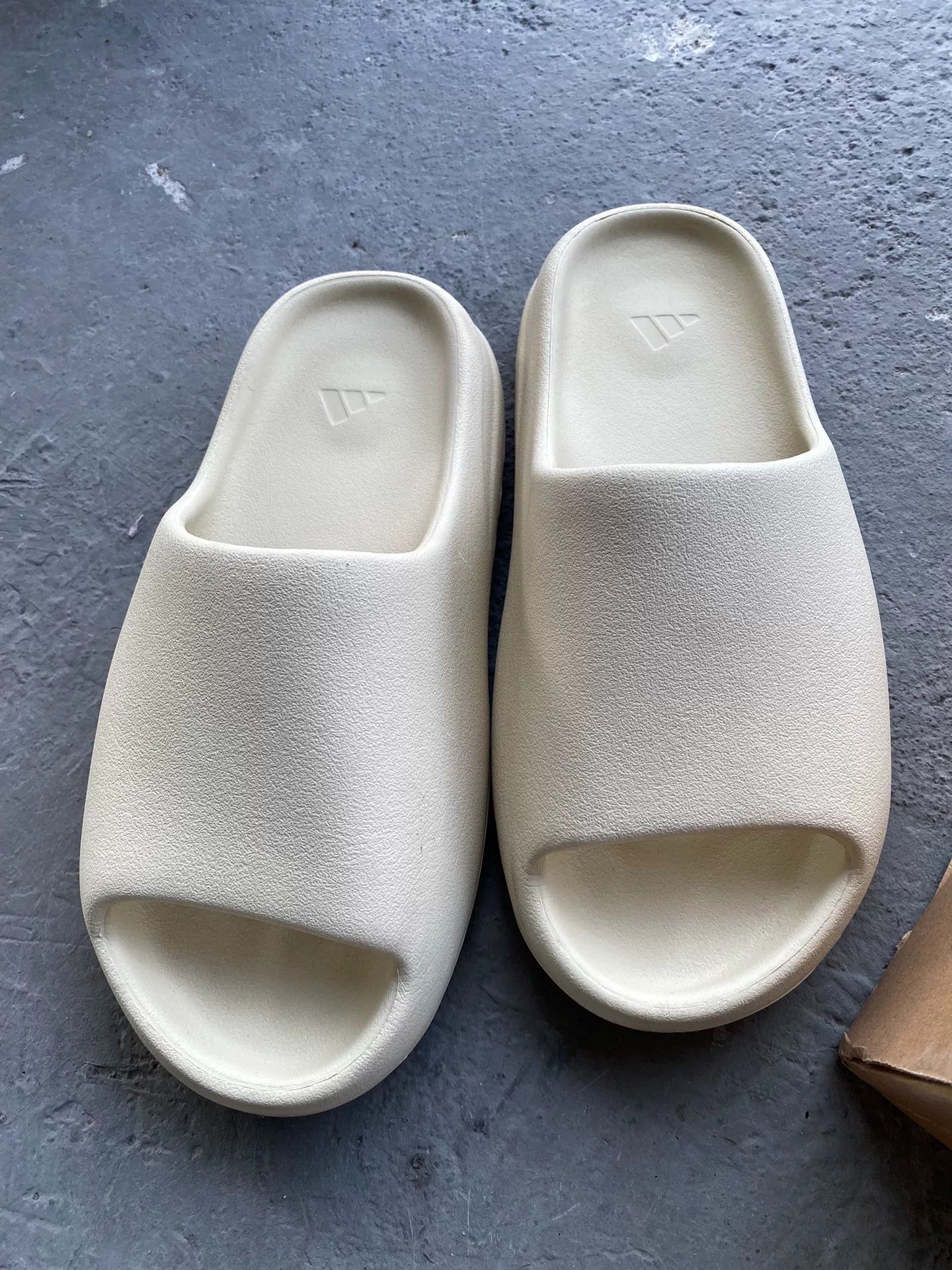 Yeezy Yeezy White Lowtop Sneakers 9 Men Size US 9 / EU 42 - 2 Thumbnail