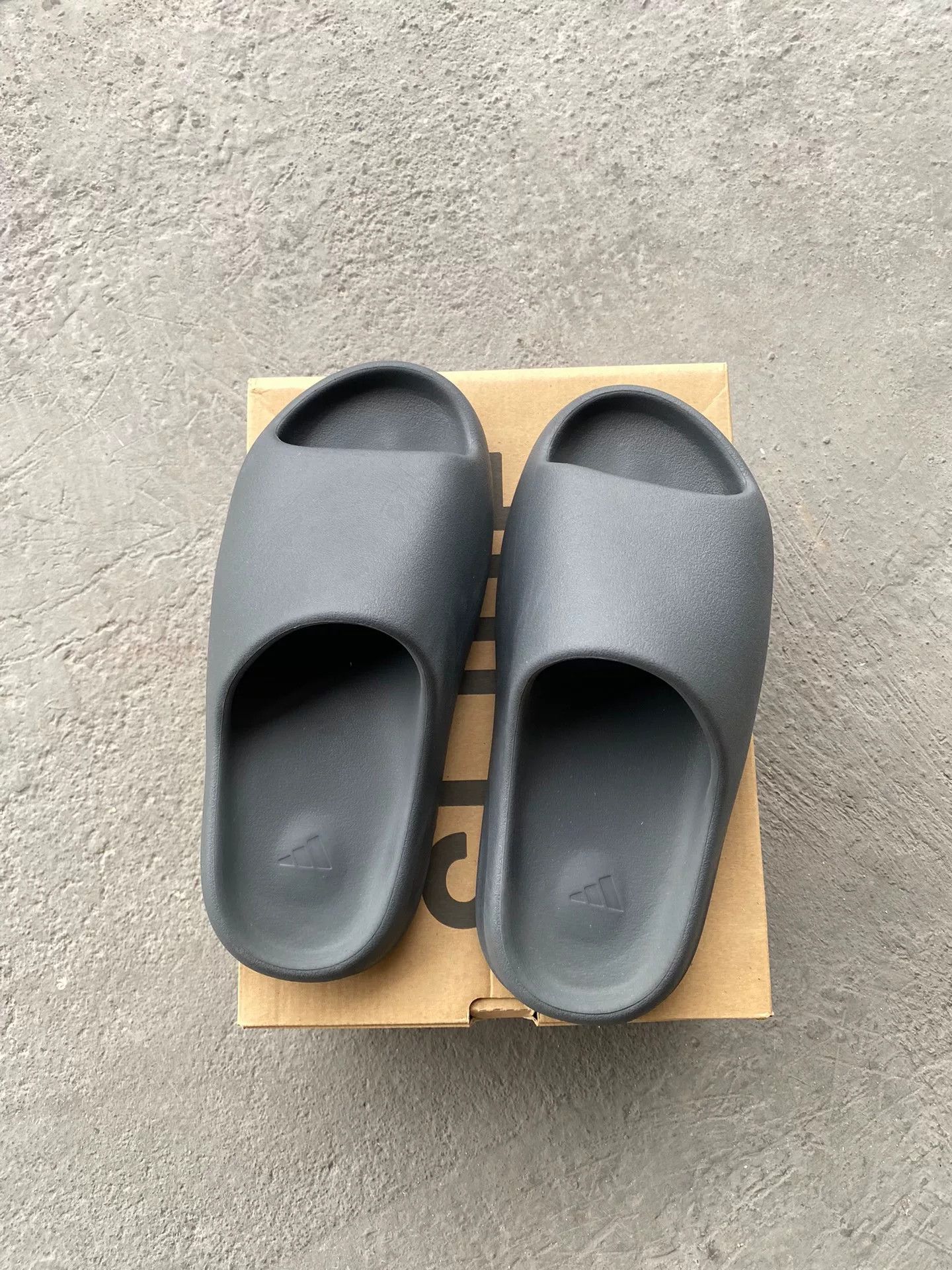 Yeezy Yeezy Gray Lowtop Sneakers 40 Men Size US 7.5 / EU 40-41 - 4 Thumbnail