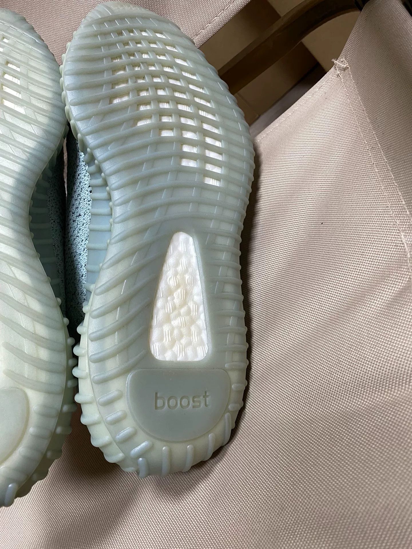 Adidas Adidas YEEZY350 Green Lowtop Sneakers 41 Men Size US 8.5 / EU 41-42 - 5 Thumbnail