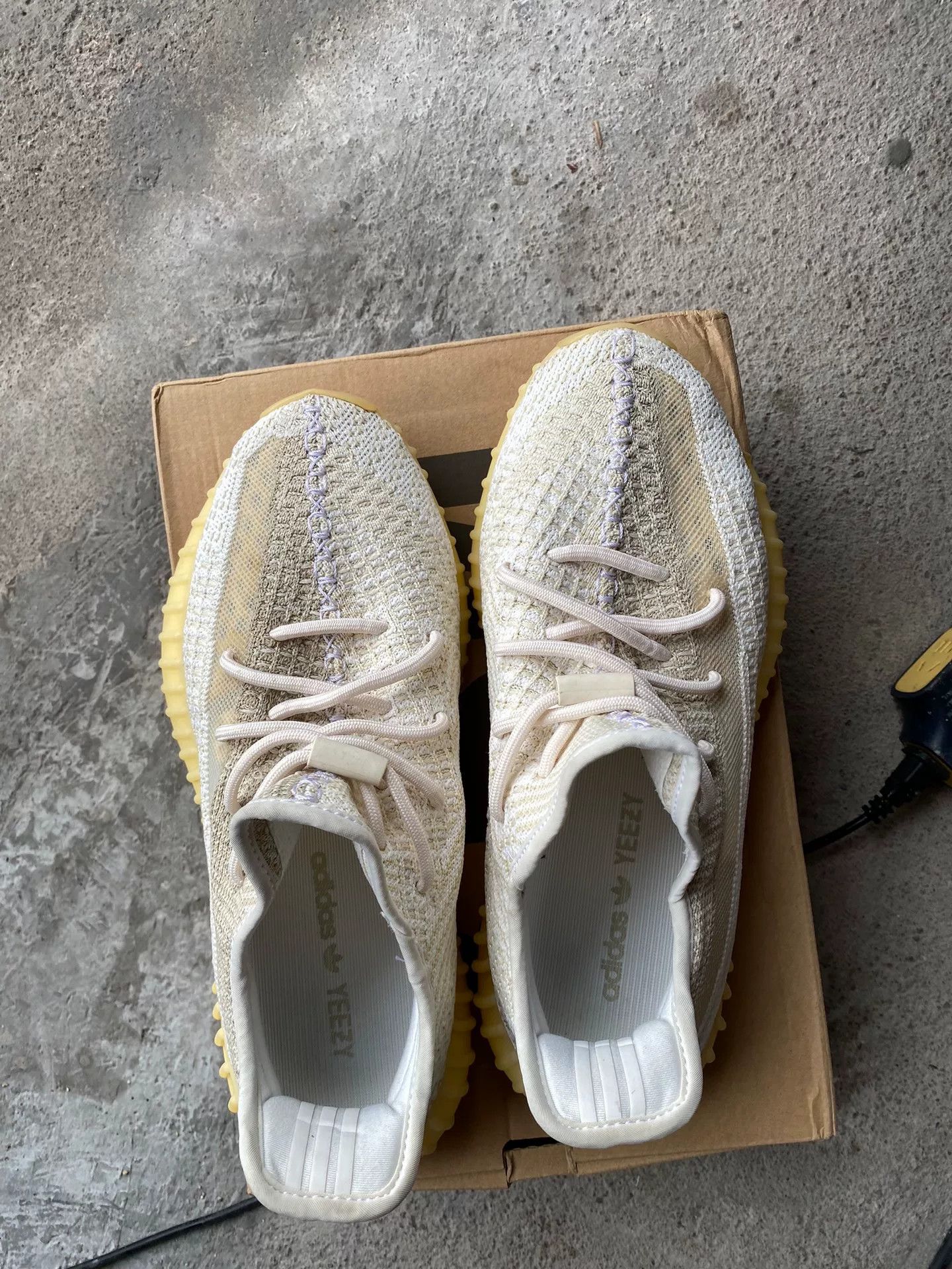 Yeezy Yeezy White Lowtop Sneakers 9 Men Size US 9 / EU 42 - 7 Thumbnail