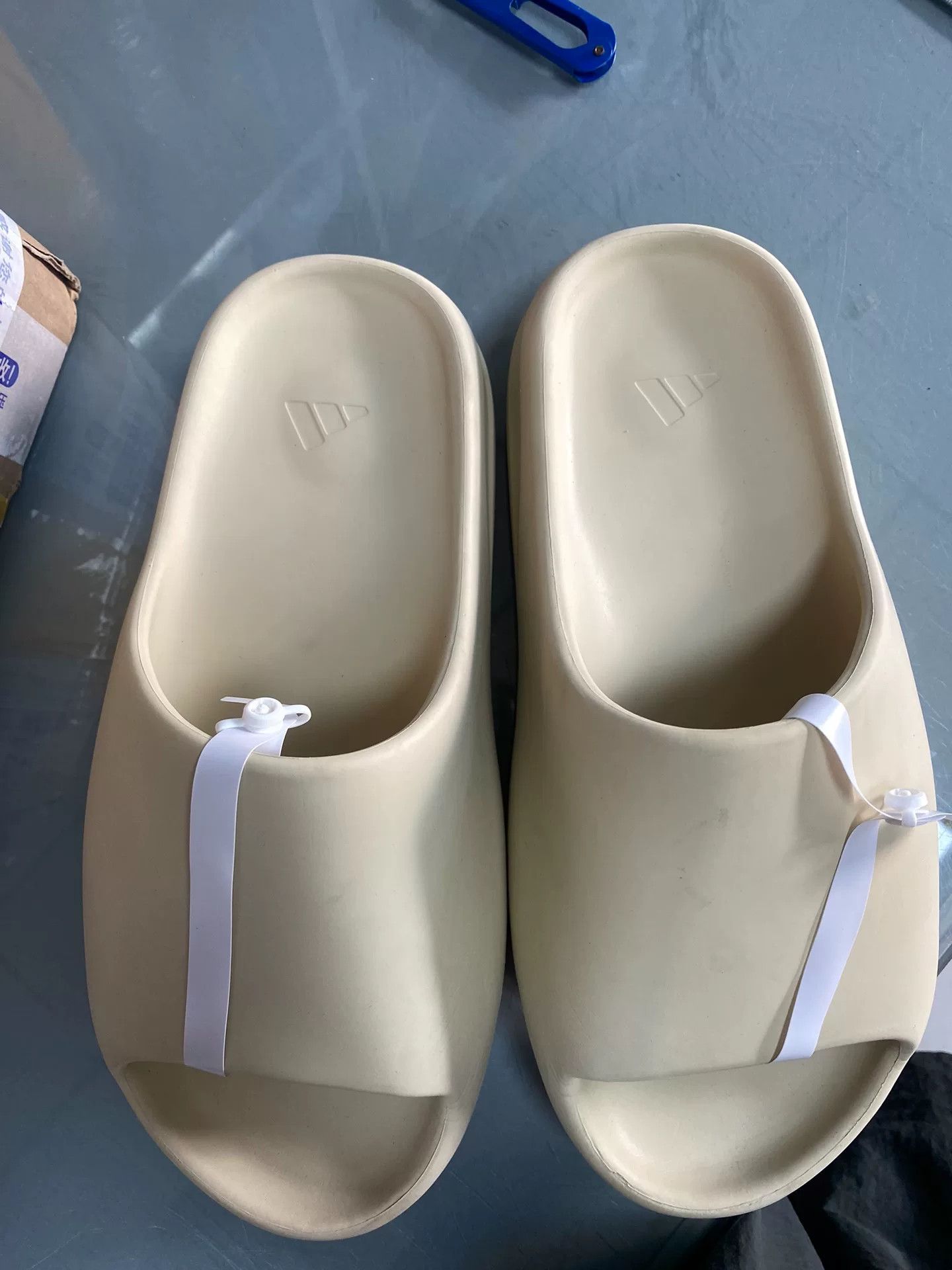 Yeezy Yeezy White Lowtop Sneakers 9 Men Size US 9 / EU 42 - 7 Thumbnail