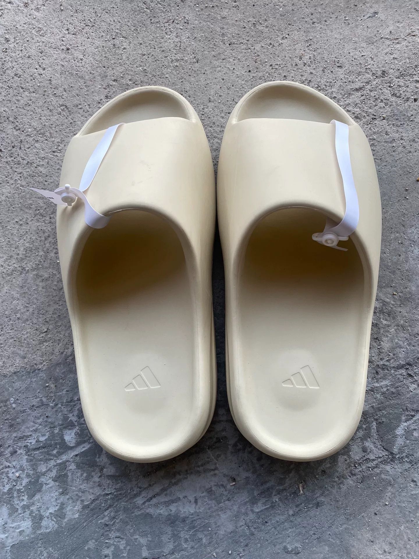 Yeezy Yeezy White Lowtop Sneakers 9 Men Size US 9 / EU 42 - 4 Thumbnail
