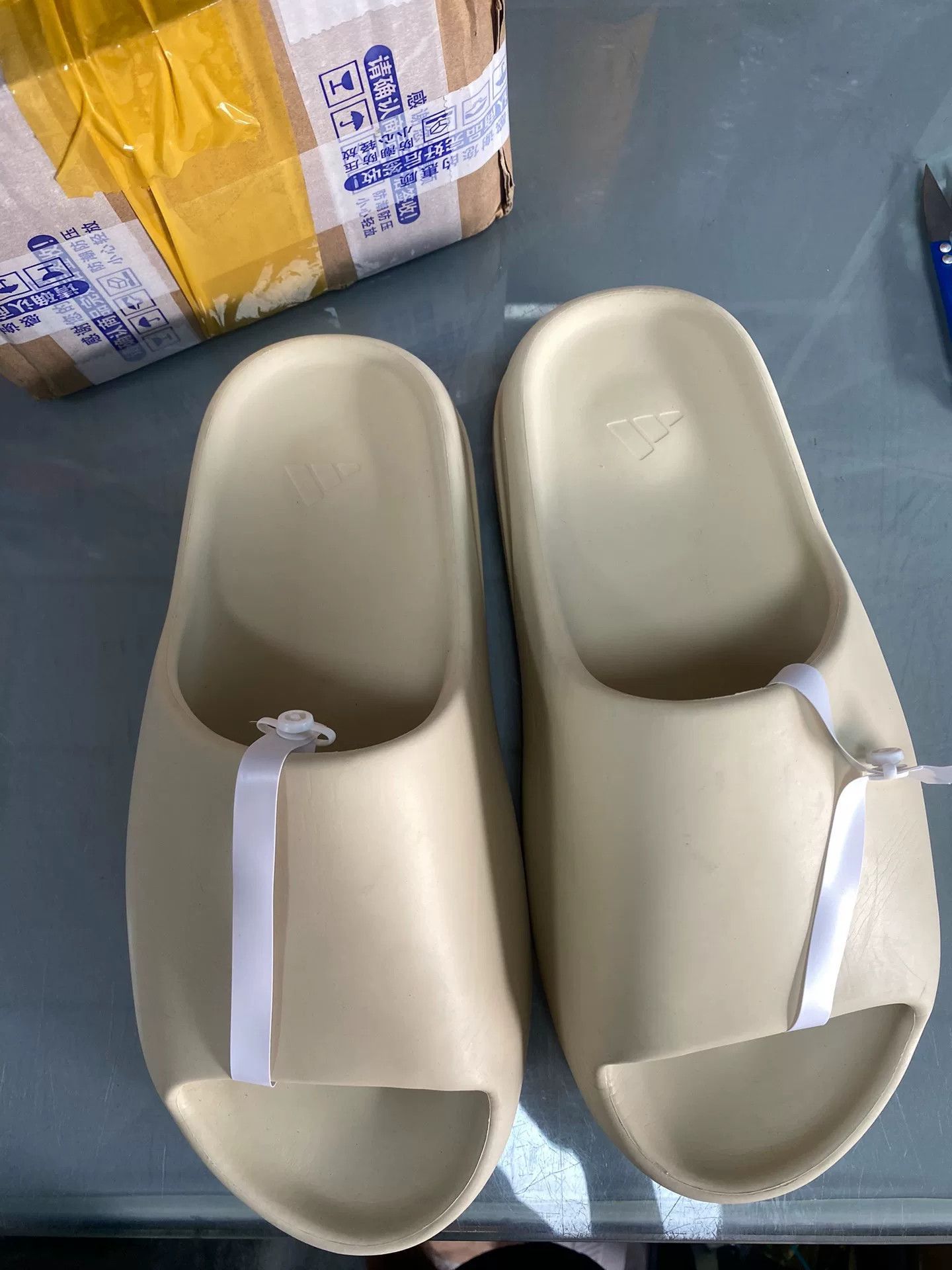 Yeezy Yeezy White Lowtop Sneakers 9 Men Size US 9 / EU 42 - 6 Thumbnail