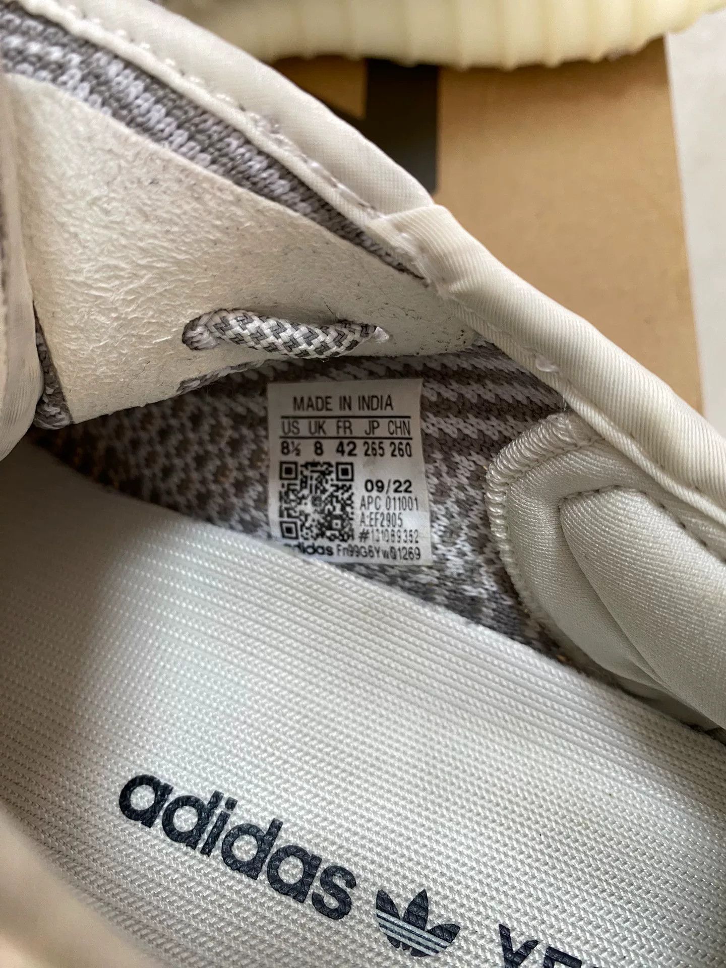 Adidas Adidas YEEZY350 White Lowtop Sneakers 42 Men Size US 9 / EU 42 - 4 Thumbnail