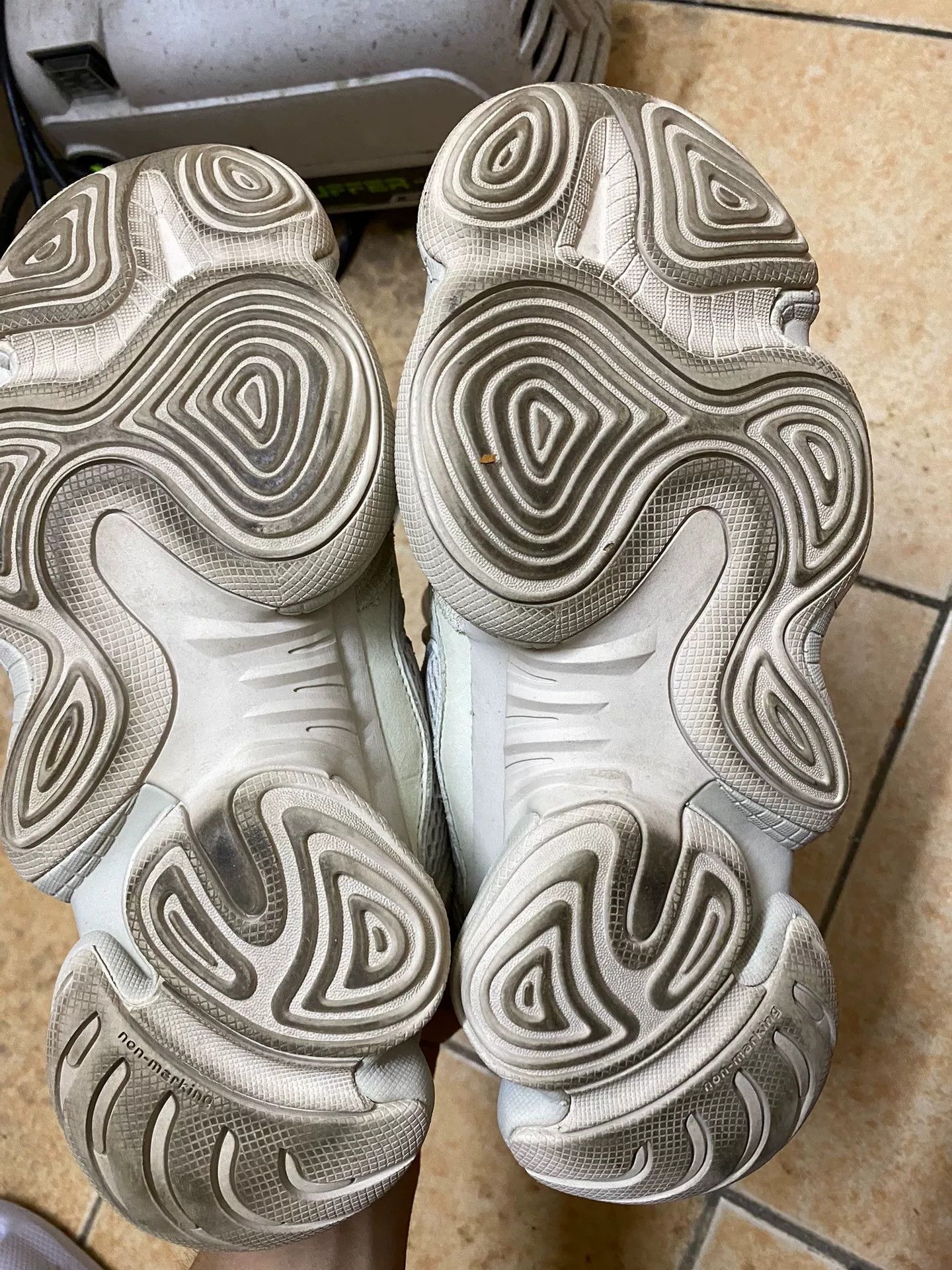 Adidas Adidas YEEZY500 White Lowtop Sneakers 41 Men Size US 8.5 / EU 41-42 - 3 Thumbnail