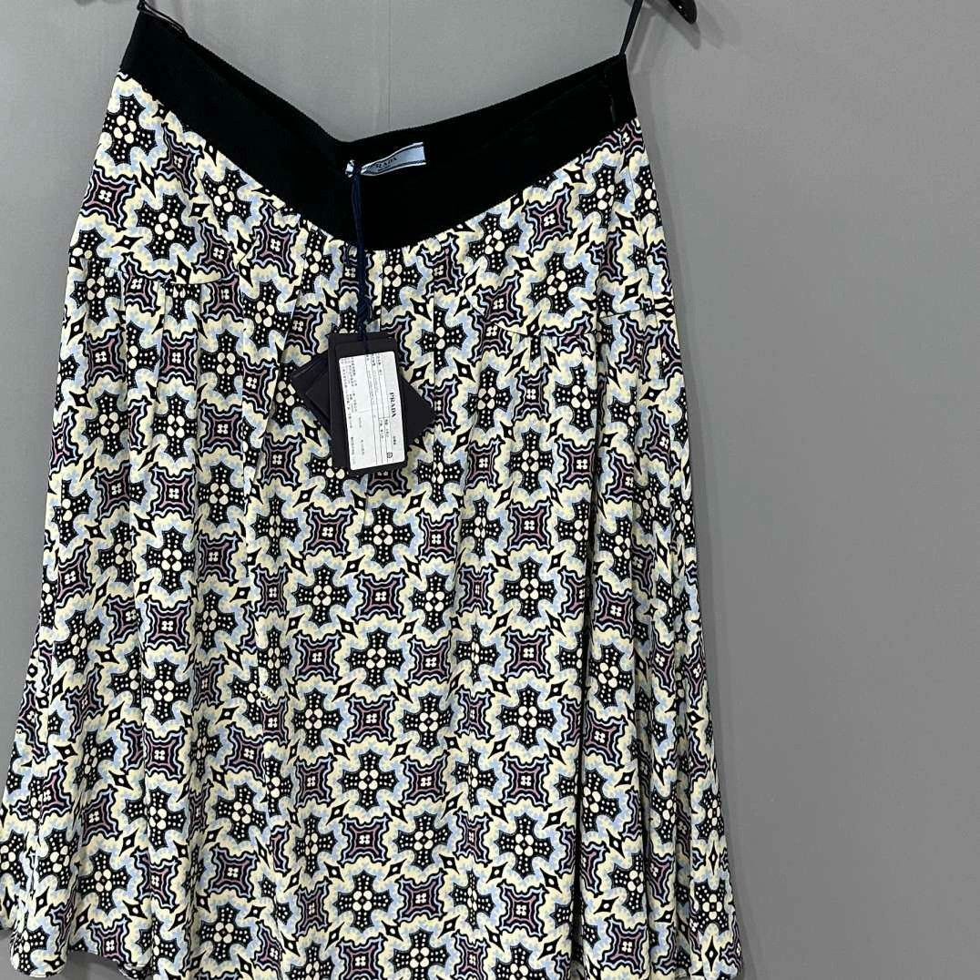 Prada Prada Printed Skirt 42 Women Size 42" / US 20 - 2 Thumbnail