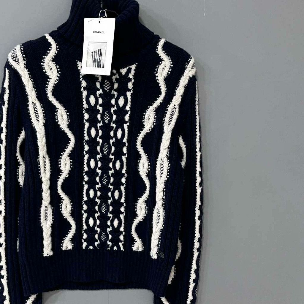 Chanel Chanel Knit Blue Sweater M Women Size M / US 6-8 / IT 42-44 - 2 Thumbnail