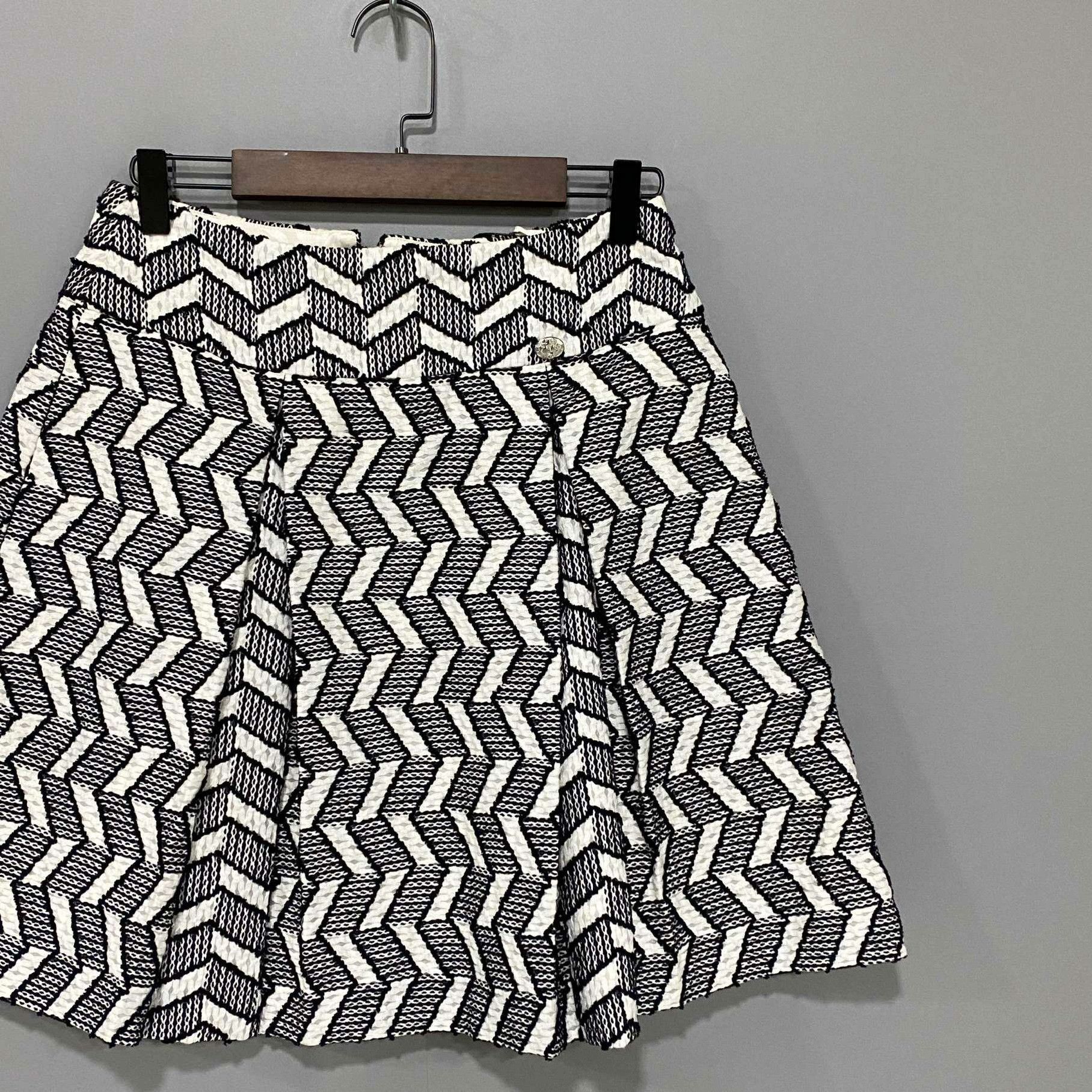 Chanel Chanel Knit Black Skirt 36 Women Size 36" / US 14 / IT 50 - 2 Thumbnail