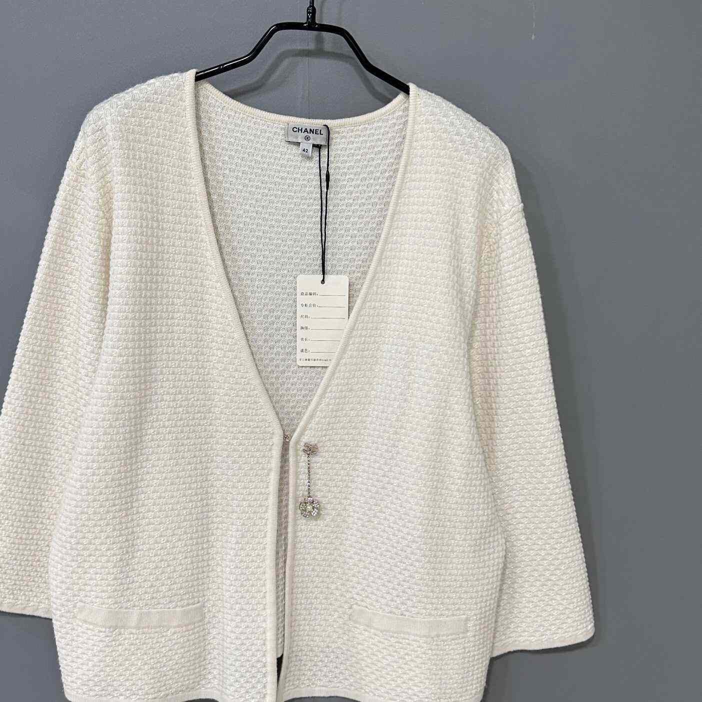 Chanel Chanel White Sweater S Women Size S / US 4 / IT 40 - 2 Thumbnail