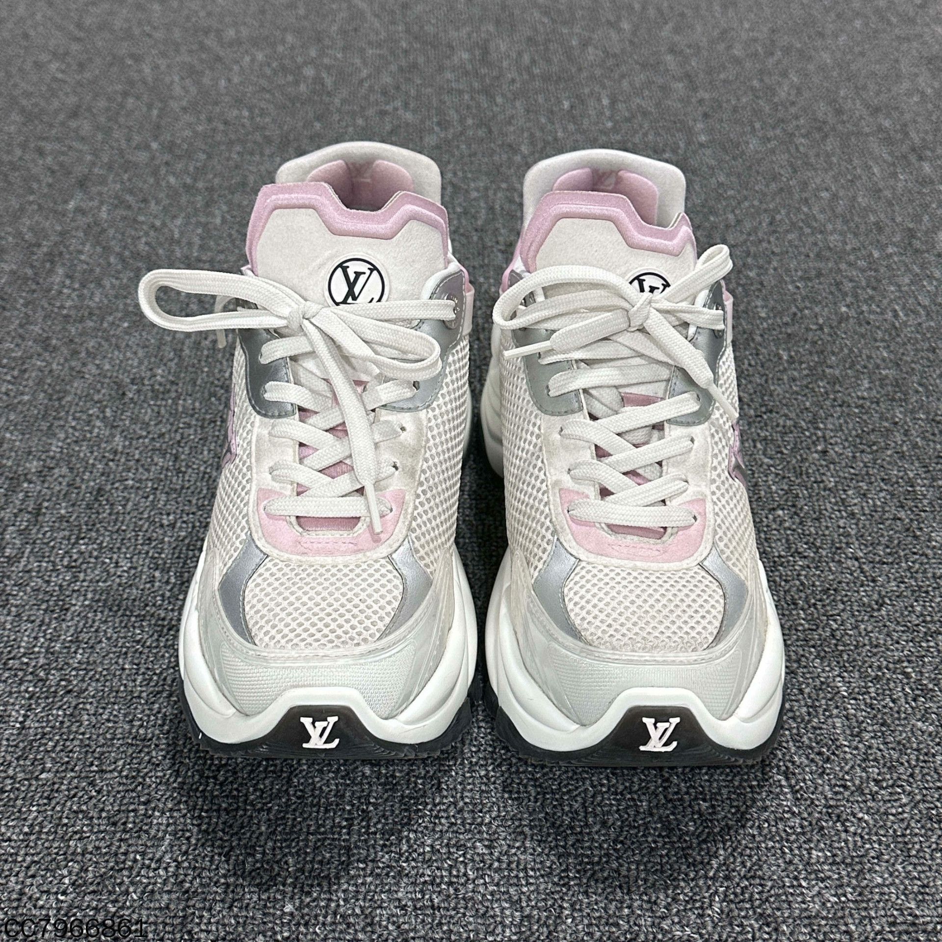 Louis Vuitton Louis Vuitton Pink Lowtop Sneakers us_6 Women Size US 6 / IT 36 - 2 Thumbnail