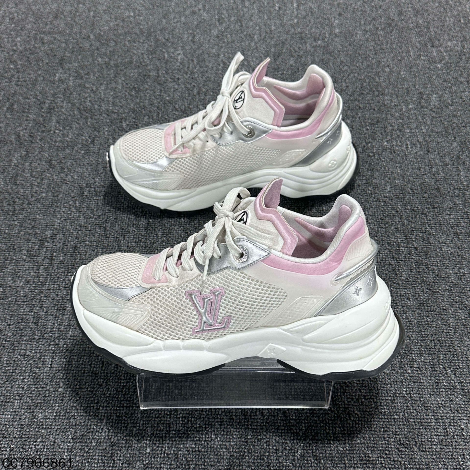 Louis Vuitton Louis Vuitton Pink Lowtop Sneakers us_6 Women Size US 6 / IT 36 - 3 Thumbnail