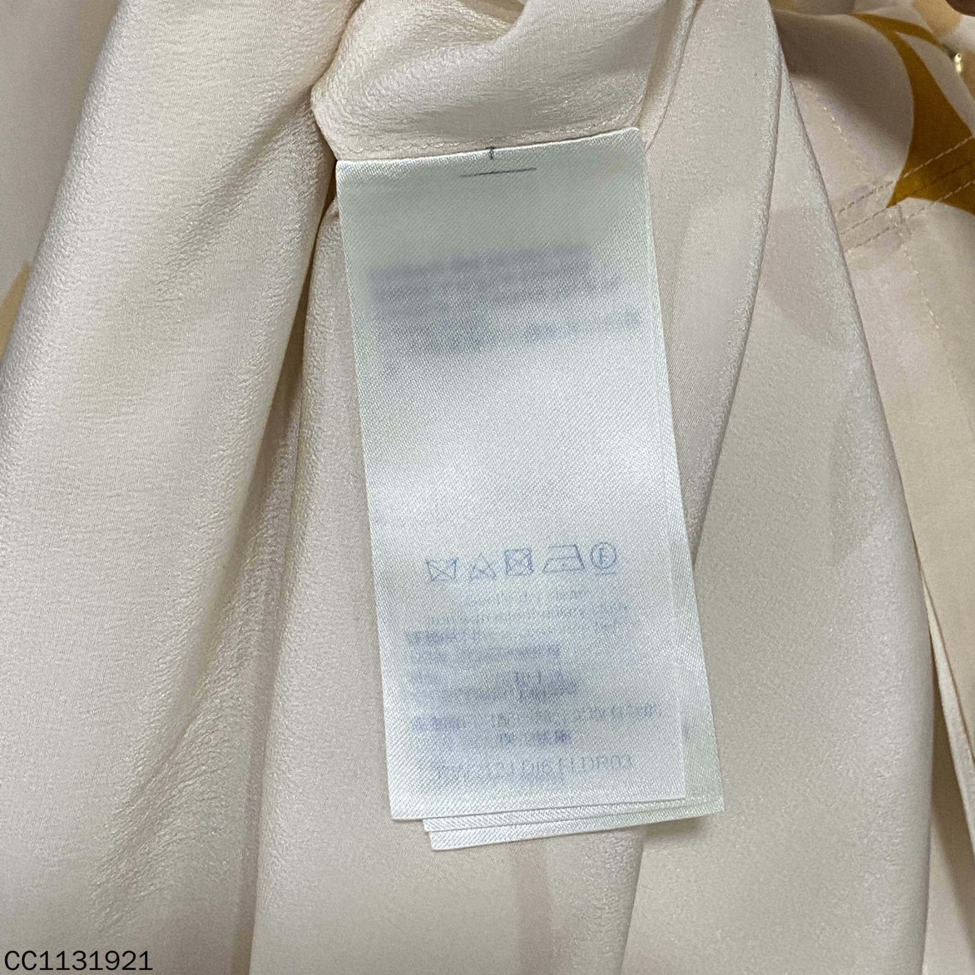 Louis Vuitton Louis Vuitton Silk Gradient Multi T-Shirt S Women Size S / US 4 / IT 40 - 4 Thumbnail