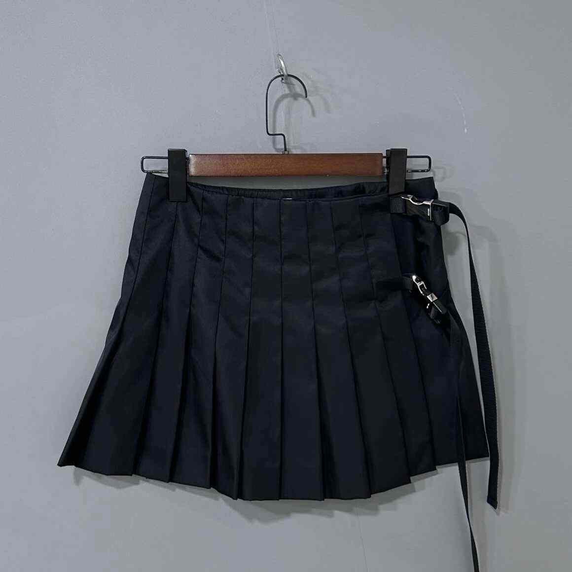 Prada Prada Retro Skirt 24 Women Size 24" / US 00 / IT 34 - 2 Thumbnail