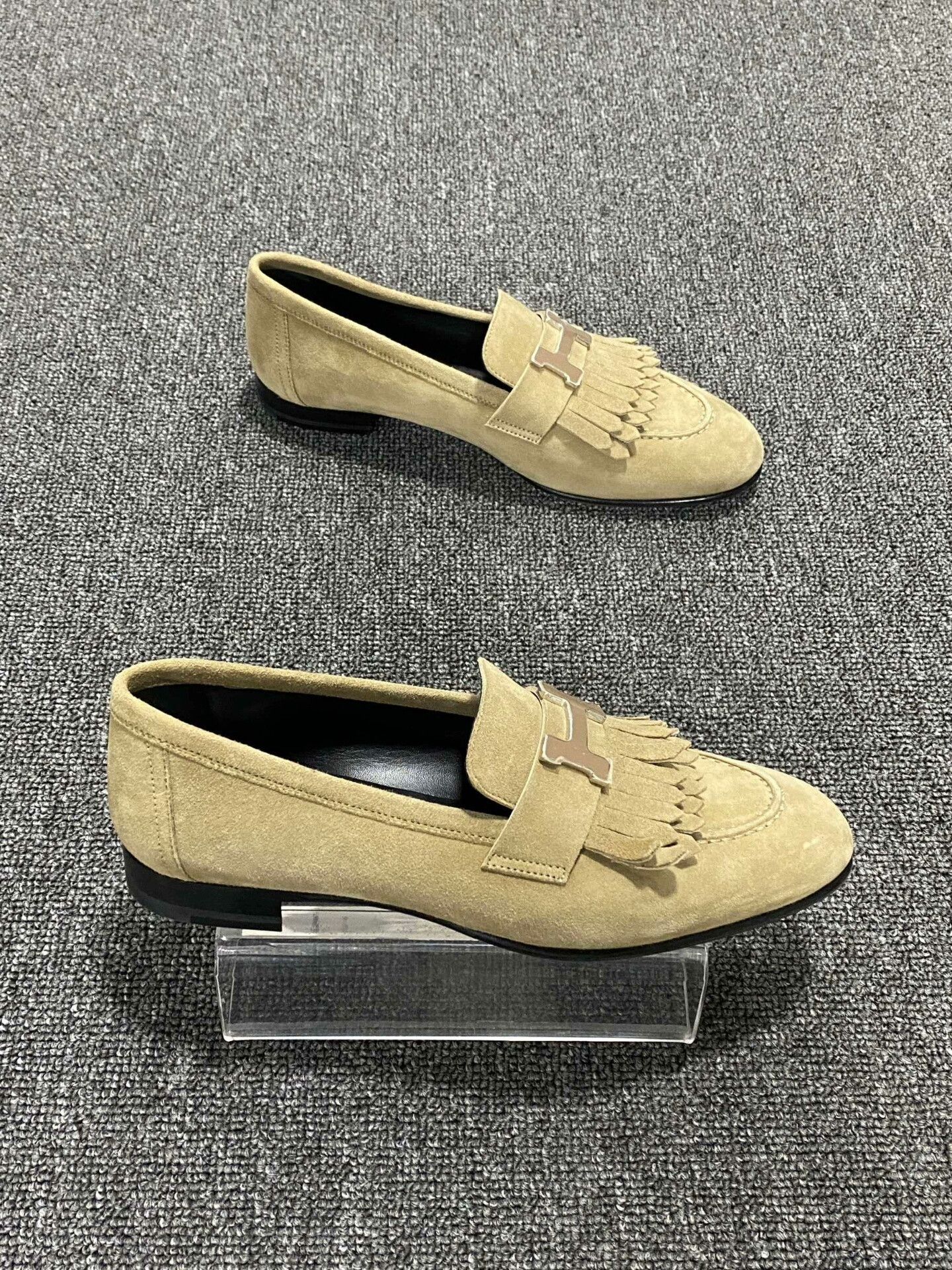 Hermes Hermes Suede Silver Lowtop Sneakers us_5 Women Size US 5 / IT 35 - 4 Thumbnail