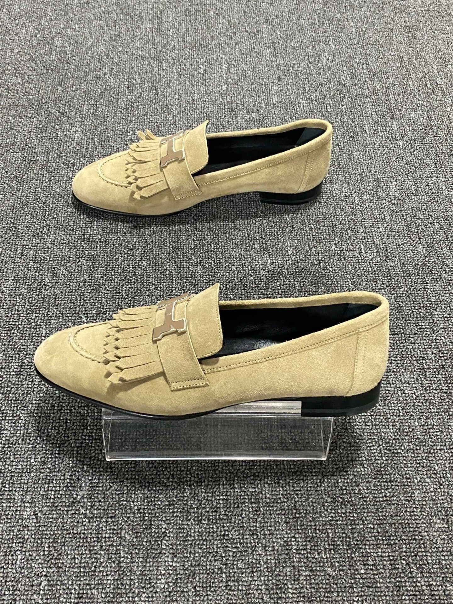 Hermes Hermes Suede Silver Lowtop Sneakers us_5 Women Size US 5 / IT 35 - 3 Thumbnail